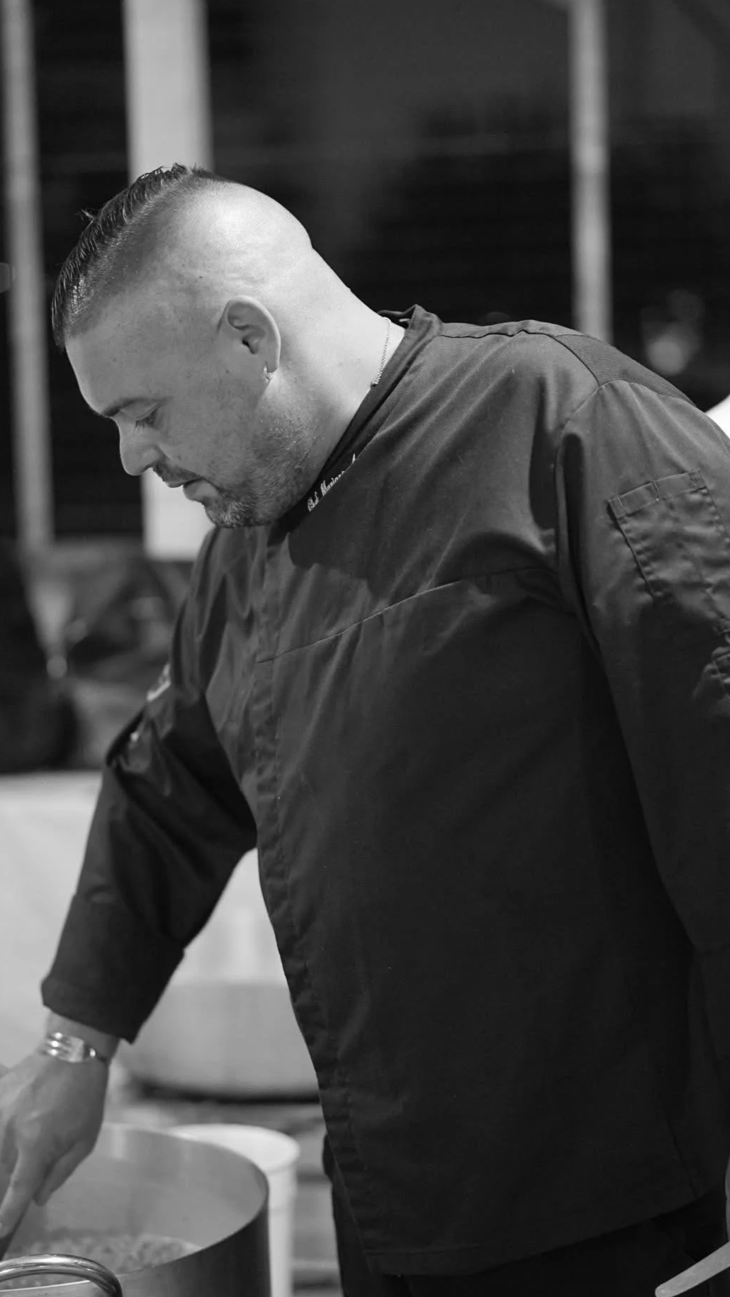 Chef Mariano Armonia durante la preparazione di un servizio di catering firmato Armonì Restaurant.