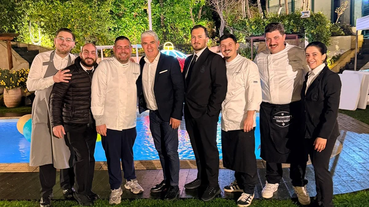 Biagio Izzo durante un evento curato dal catering di Armonì Restaurant. Chef Mariano Armonia e il suo team firmano l’organizzazione gastronomica, portando stile, professionalità e cucina napoletana contemporanea in un contesto esclusivo.