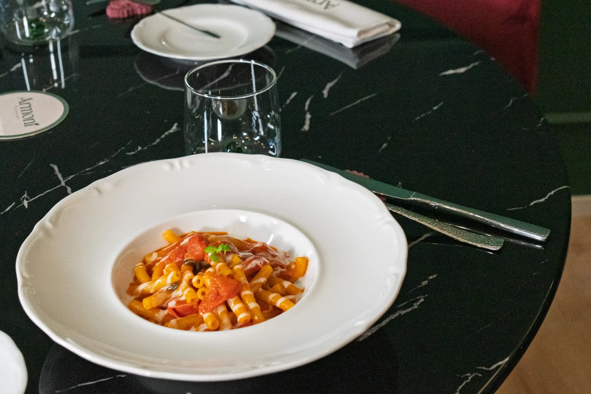 Scarpariello napoletano preparato da Armonì Restaurant secondo ricetta tradizionale.