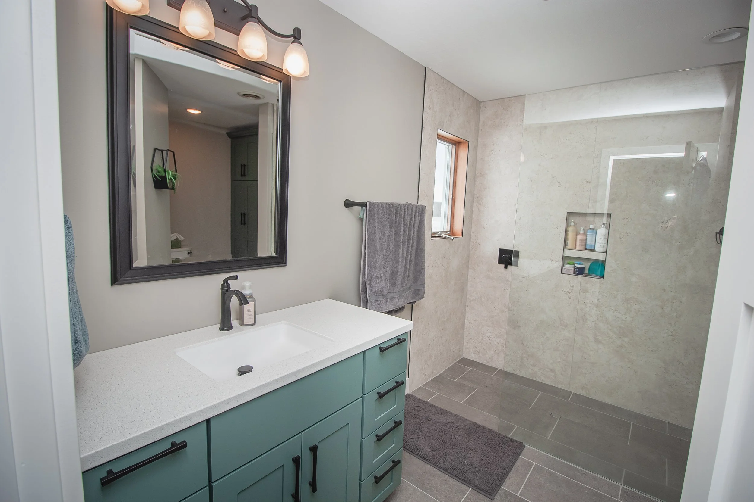 The New Bath Narrative: Balancing Bold Color with Seamless Surfaces