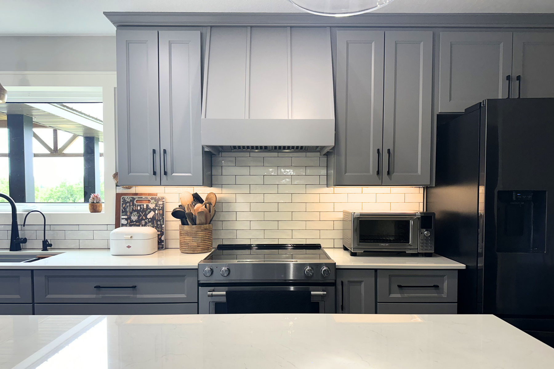 High-Contrast Harmony: How to Balance Cool Tones and Warm Elements in Your Kitchen