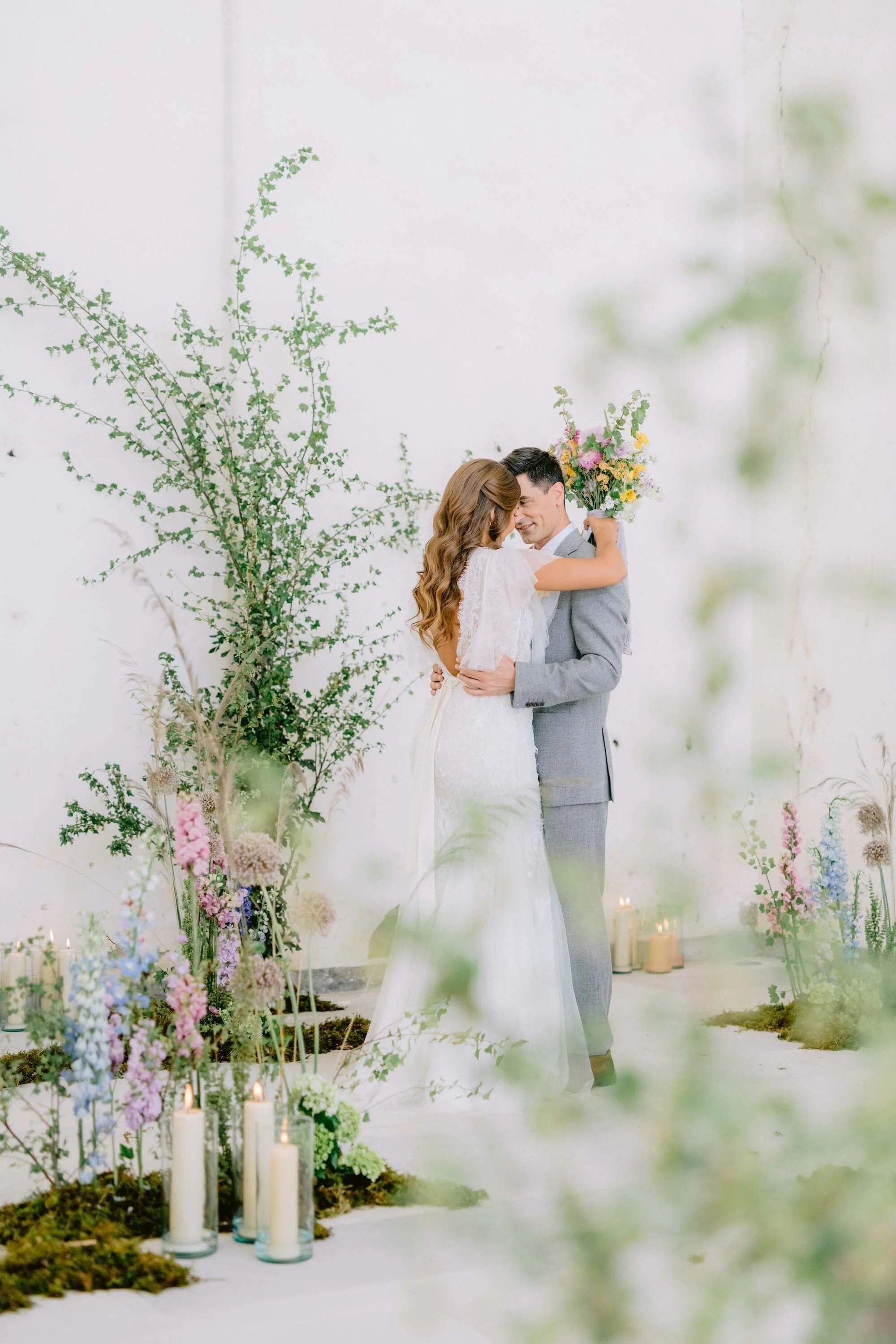 luxury floral tablescape with pastel blooms and natural light in Querétaro wedding venue