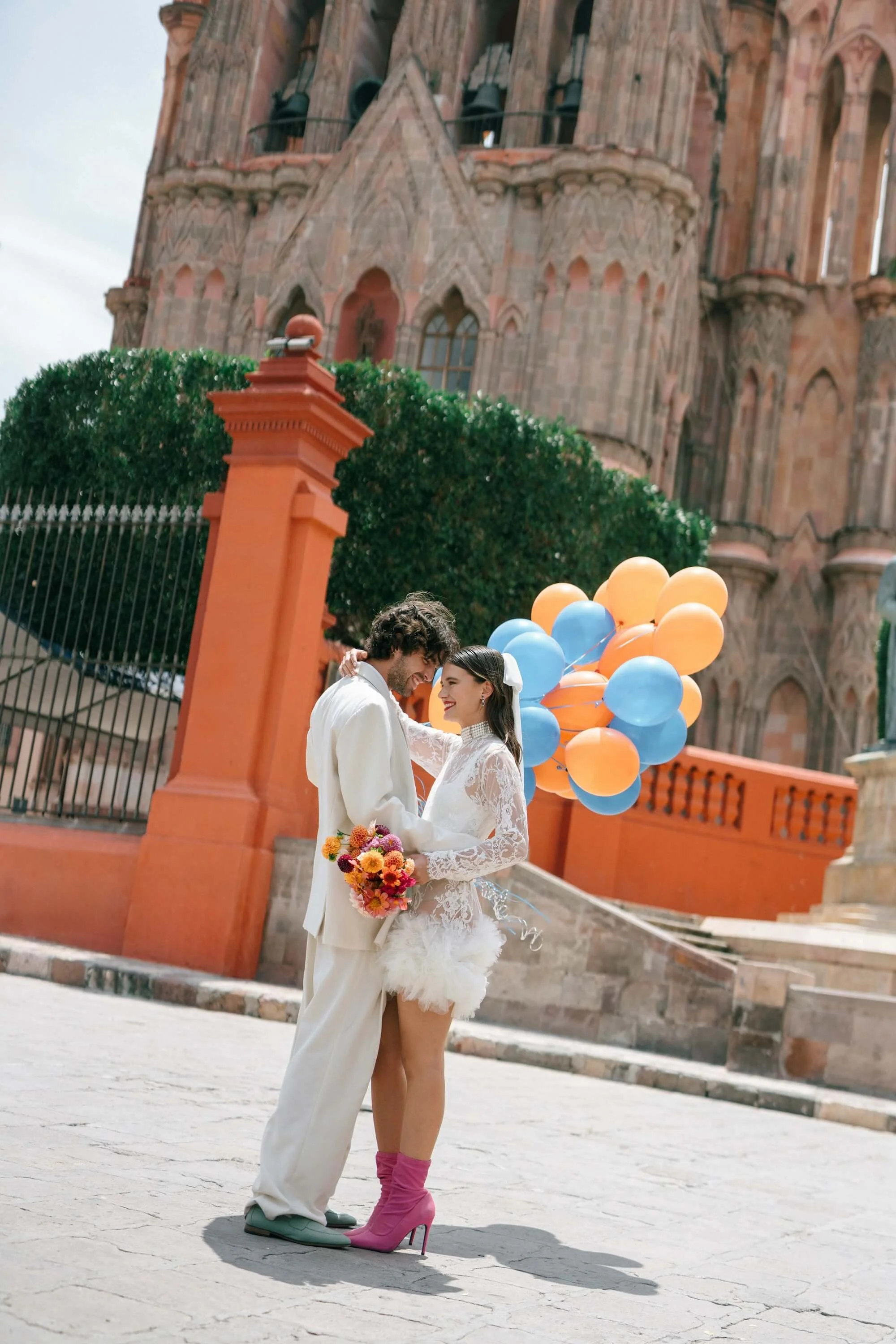 bold floral arrangements for modern weddings