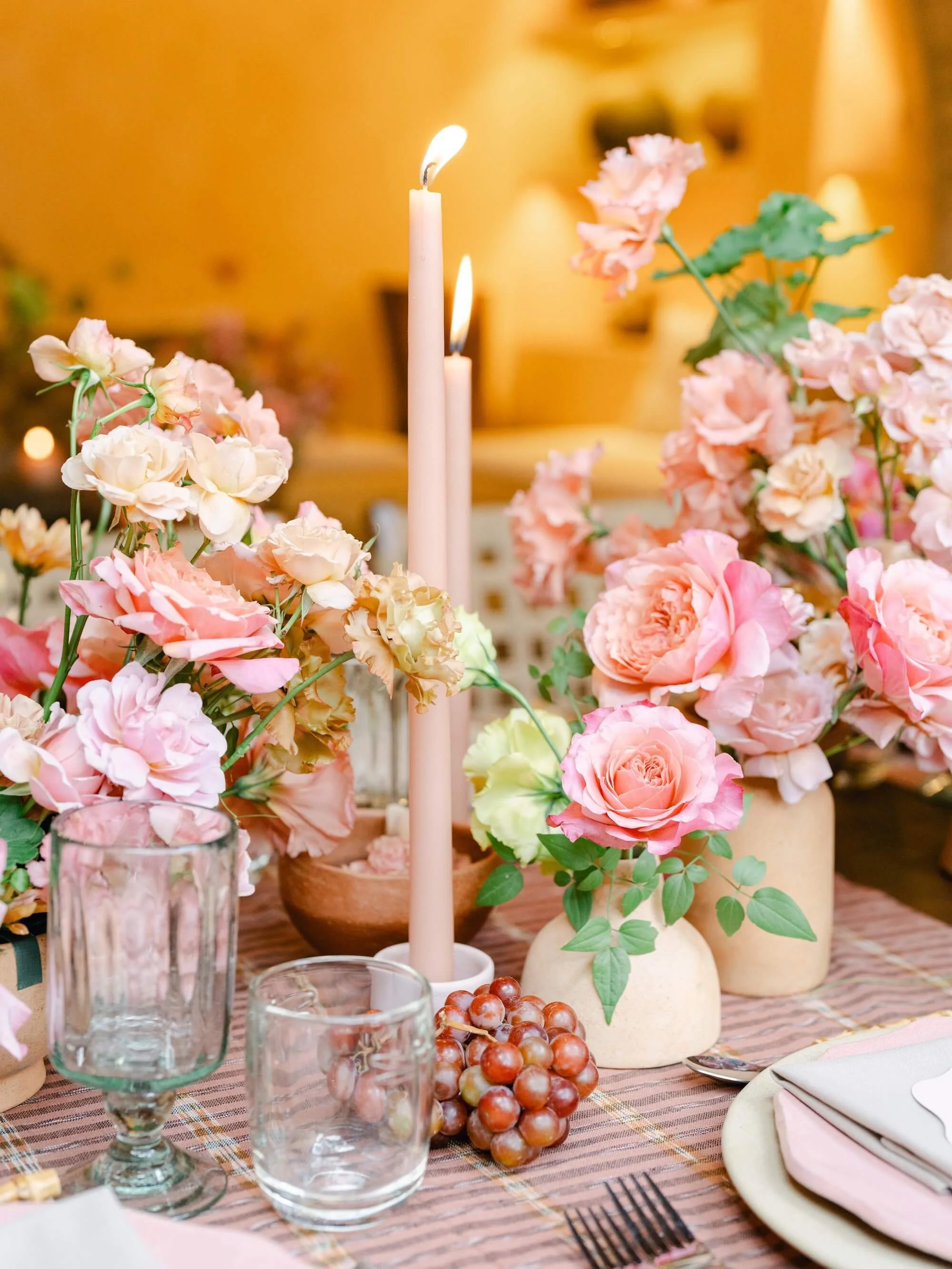 Florklor botanical styling with greenery-filled wedding table and natural ambiance