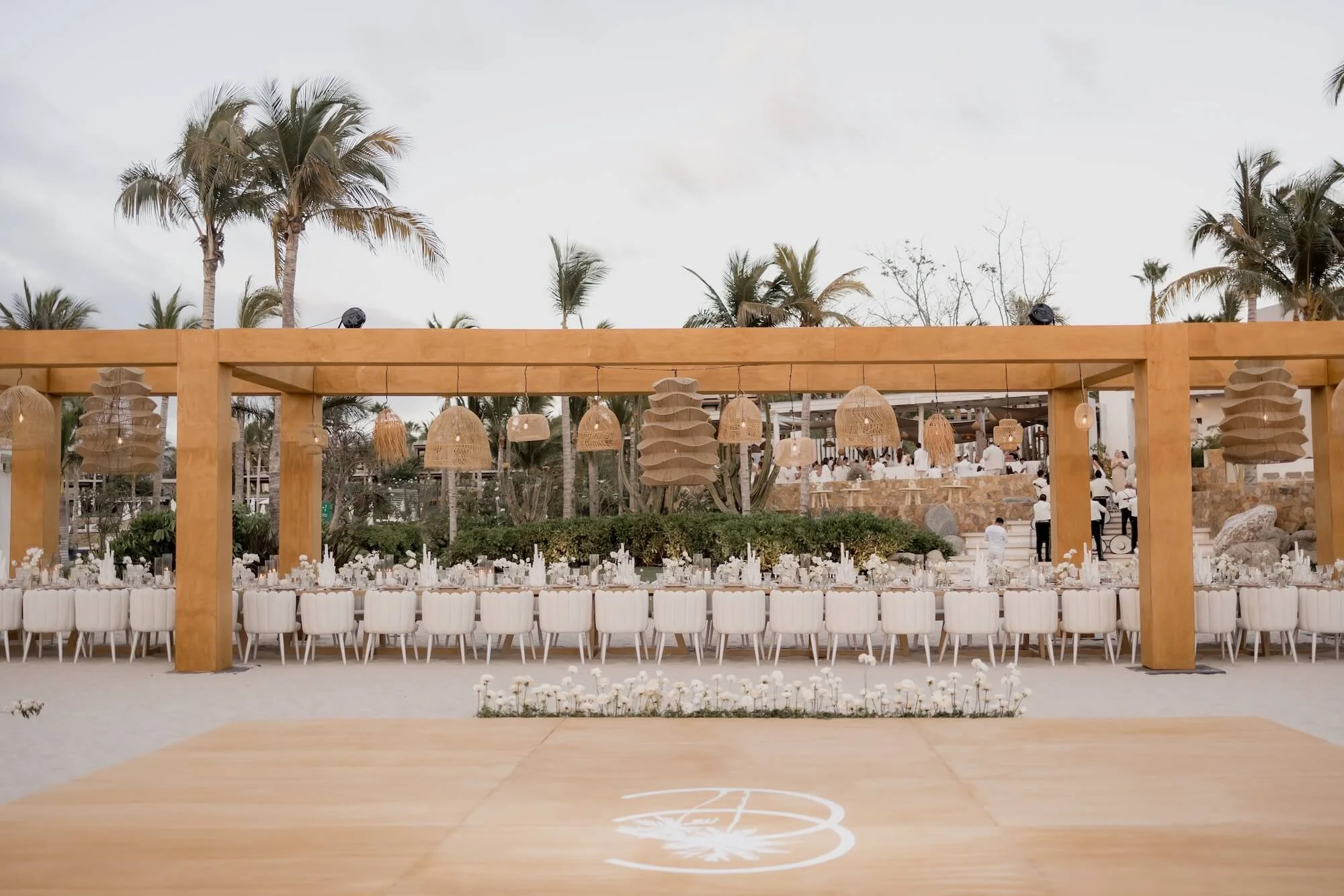 florals shaping a romantic and immersive wedding environment