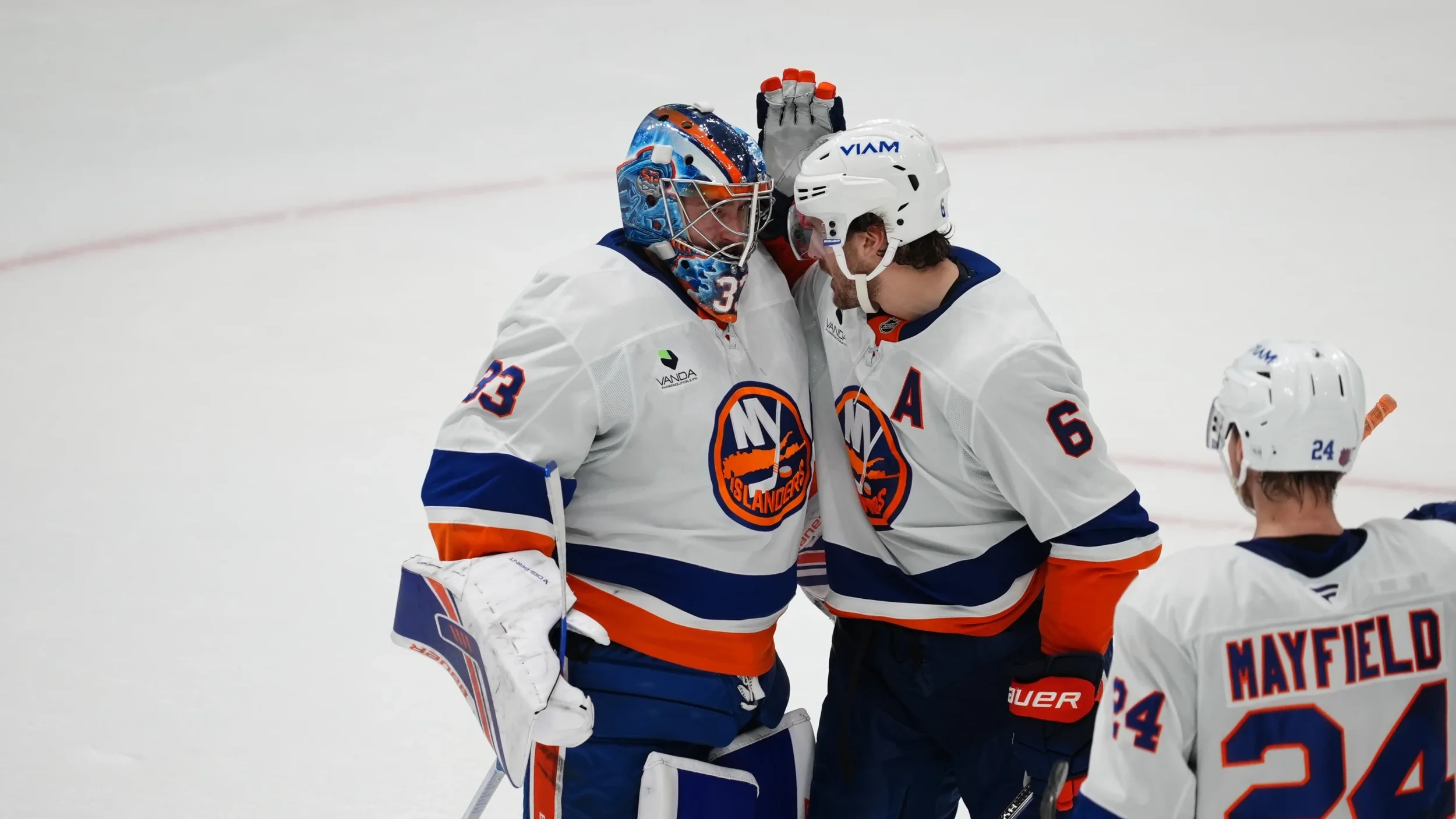 Islanders Survive Late Surge in Dallas