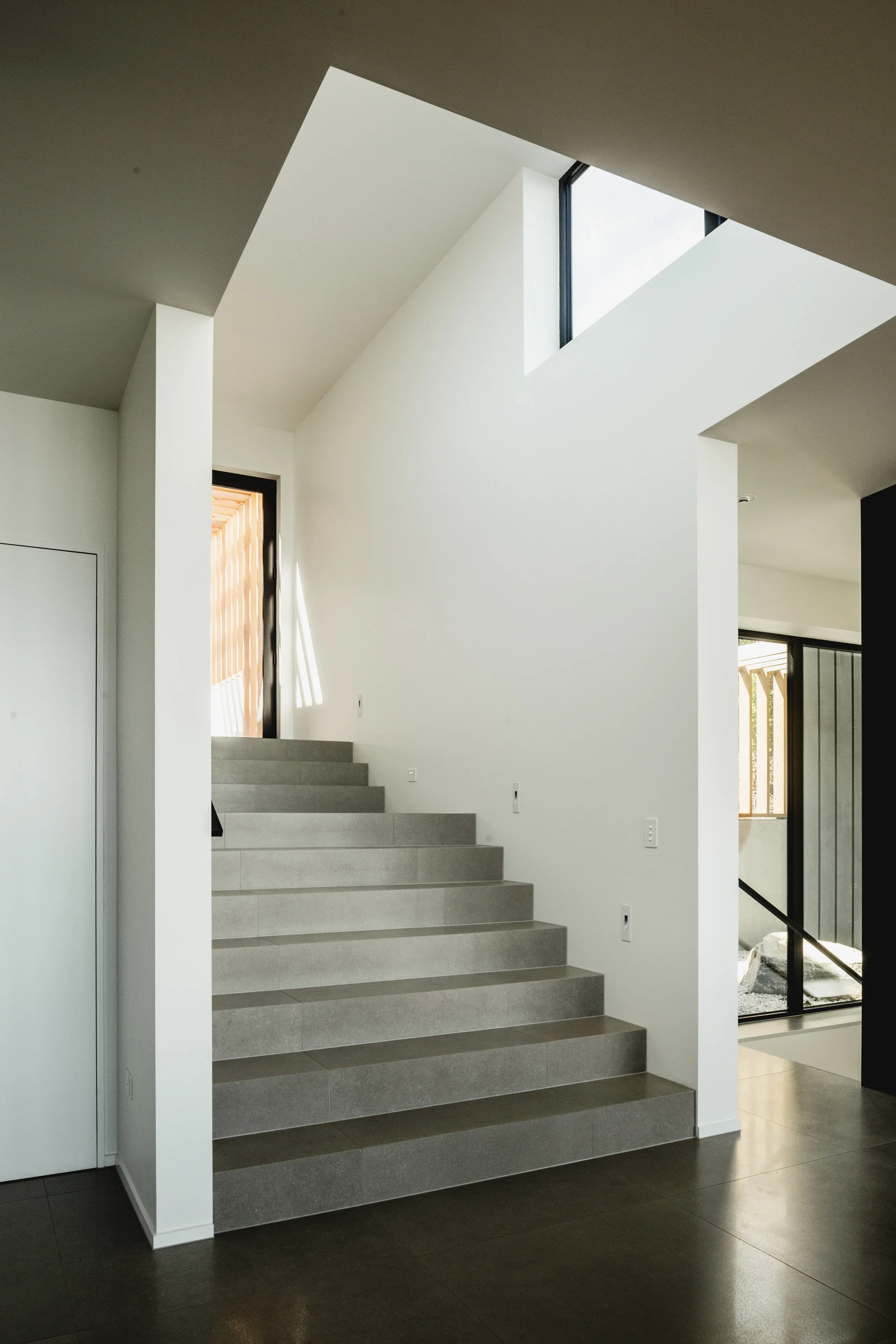 Blake+House3_Entry+Foyer_3+of+8.webp