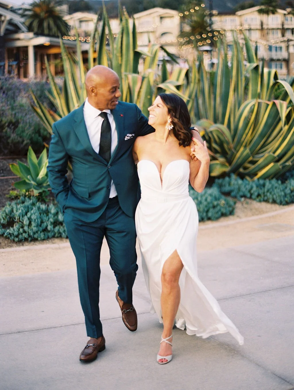 outdoor-laguna-beach-wedding-bride-groom-rocket-science-events.jpg