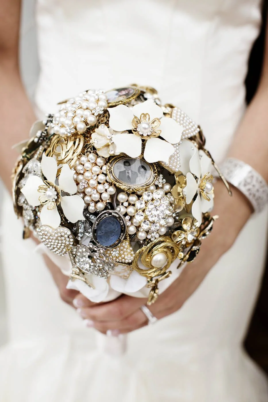 vintage brooch wedding bouquet