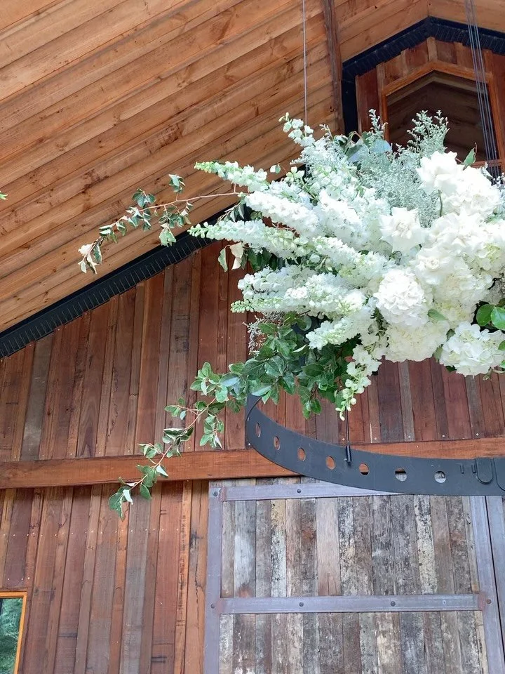 Melissa &amp; Benji&rsquo;s 🤍 The Hoop 🤍
~An abundance of whites, textures and trailing greens, set against the warmth of the barn ~

#bridal #Wedding #southernhiglands #bendooleyestatewedding
