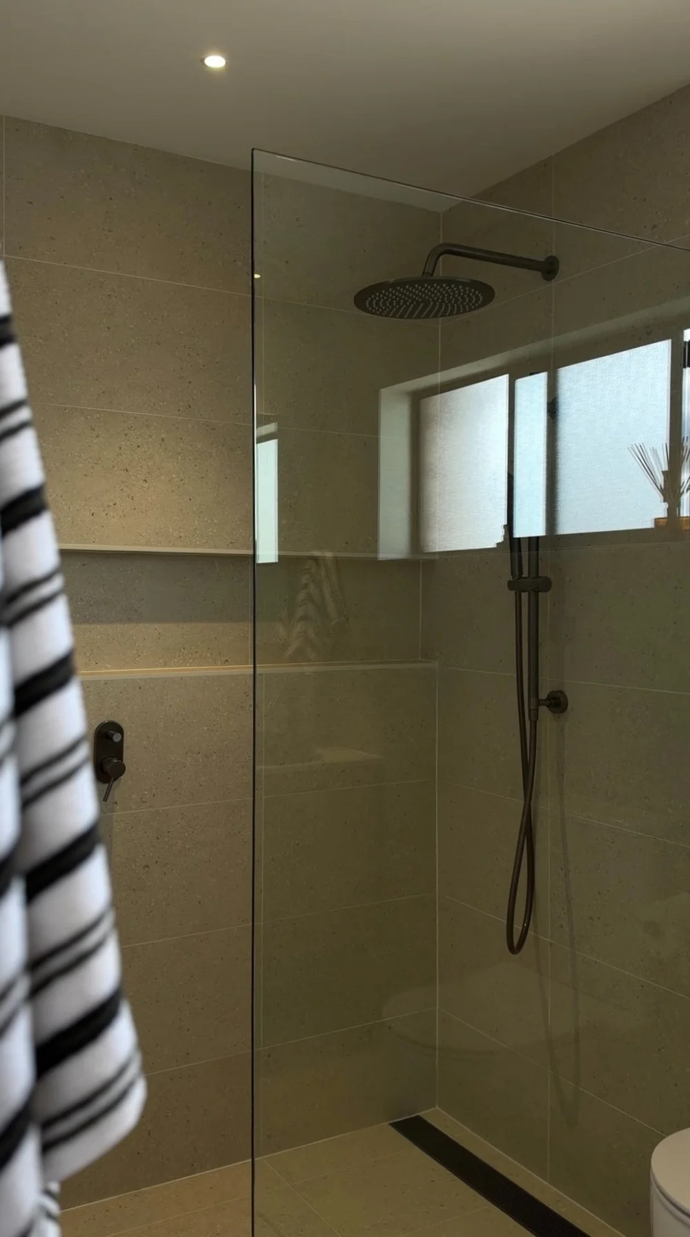 Shower with delicate vertical tiles