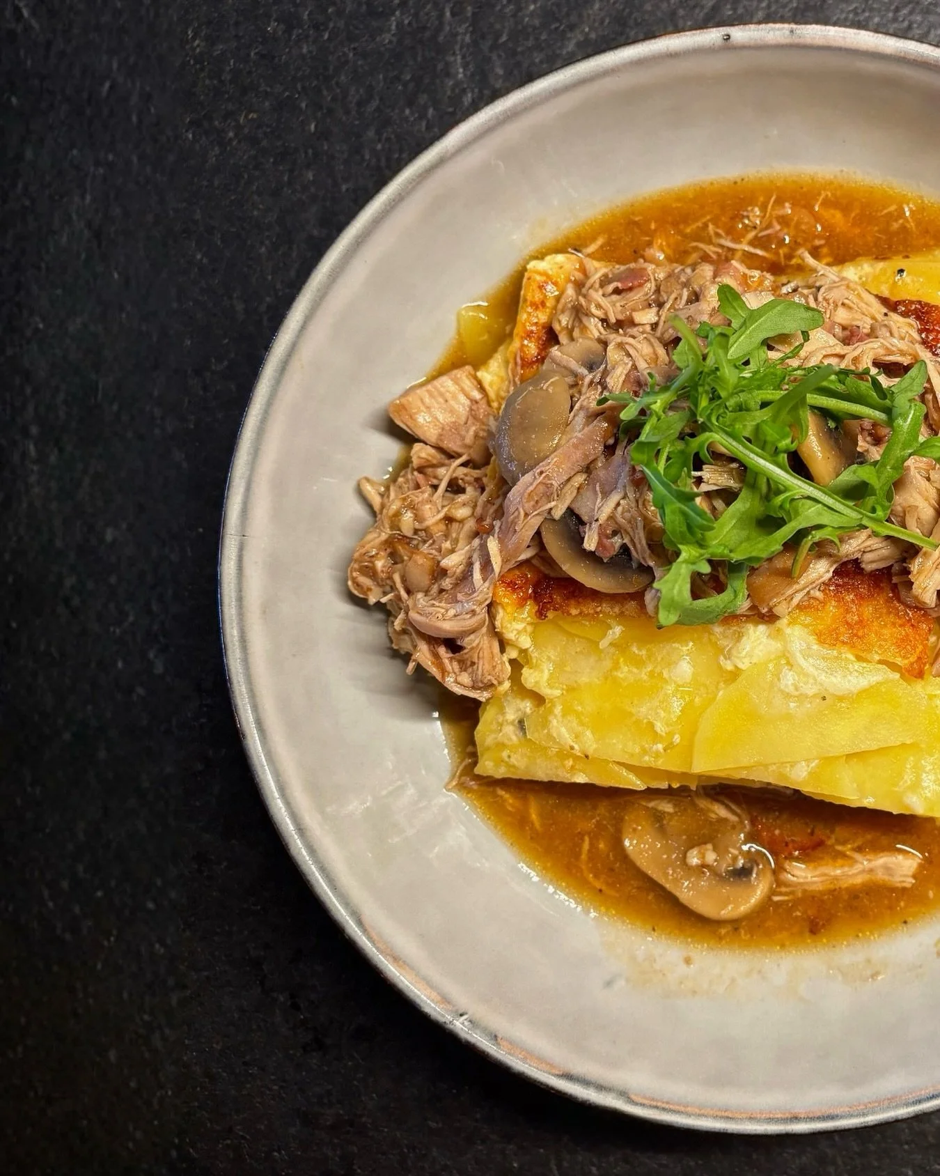 Derni&egrave;re chance cette semaine pour go&ucirc;ter notre suggestion du moment :
Gratin dauphinois &amp; effiloch&eacute; de poulet 🍽️
La semaine prochaine, on passe &agrave; un nouveau plat tout aussi r&eacute;confortant💚
&bull;
&bull;
&bull;
&