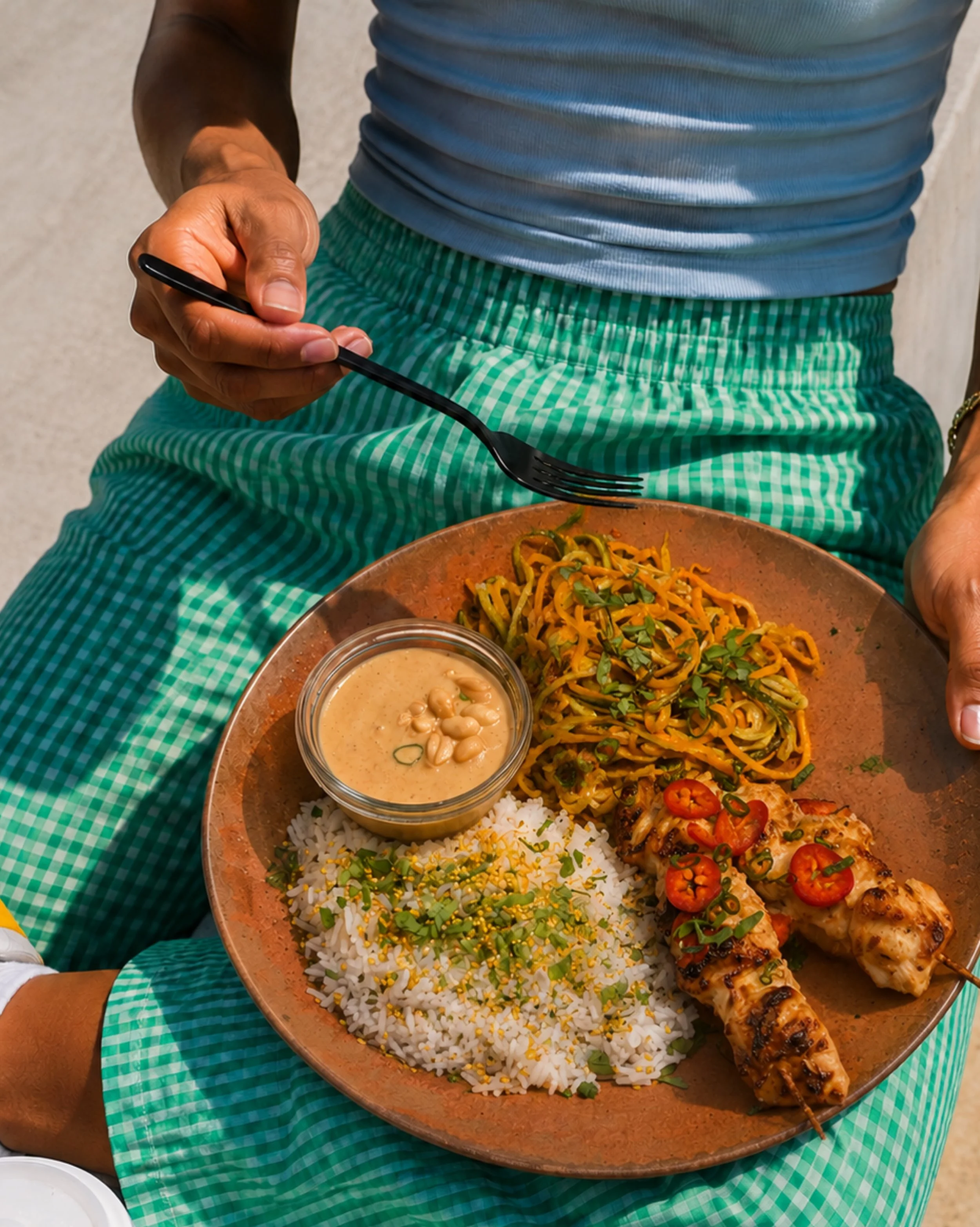Plat de la semaine 🍢

Brochettes de poulet satay, riz &amp; spaghetti de l&eacute;gumes.
Disponible jusqu&rsquo;&agrave; vendredi.
&bull;
&bull;
&bull;
&bull;
&bull;
&bull;
&bull;

#cactuscafe #carouge #platdelasemaine #genevefood #foodgeneva