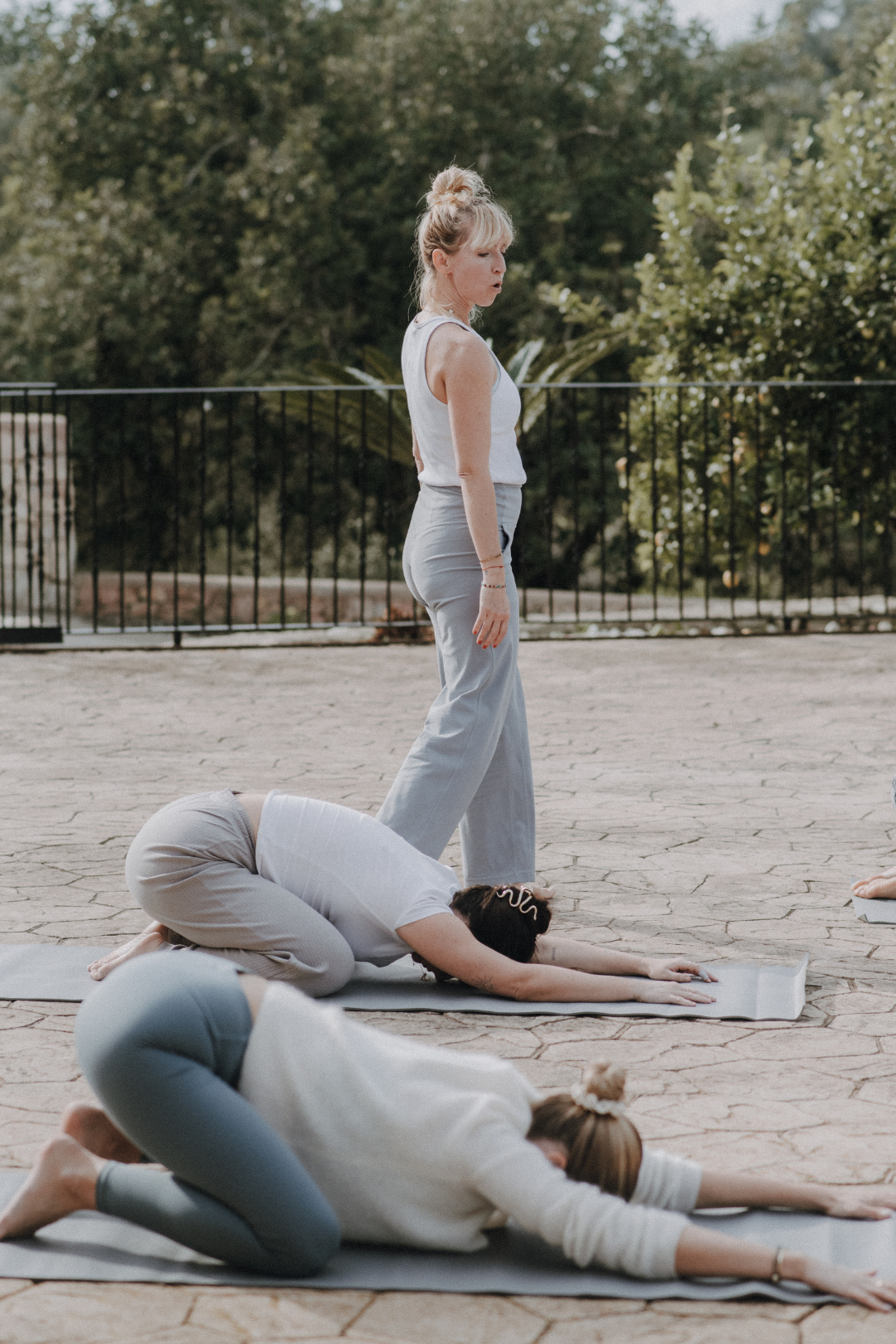 Menschen beim Yoga im Freien auf einer Terrasse