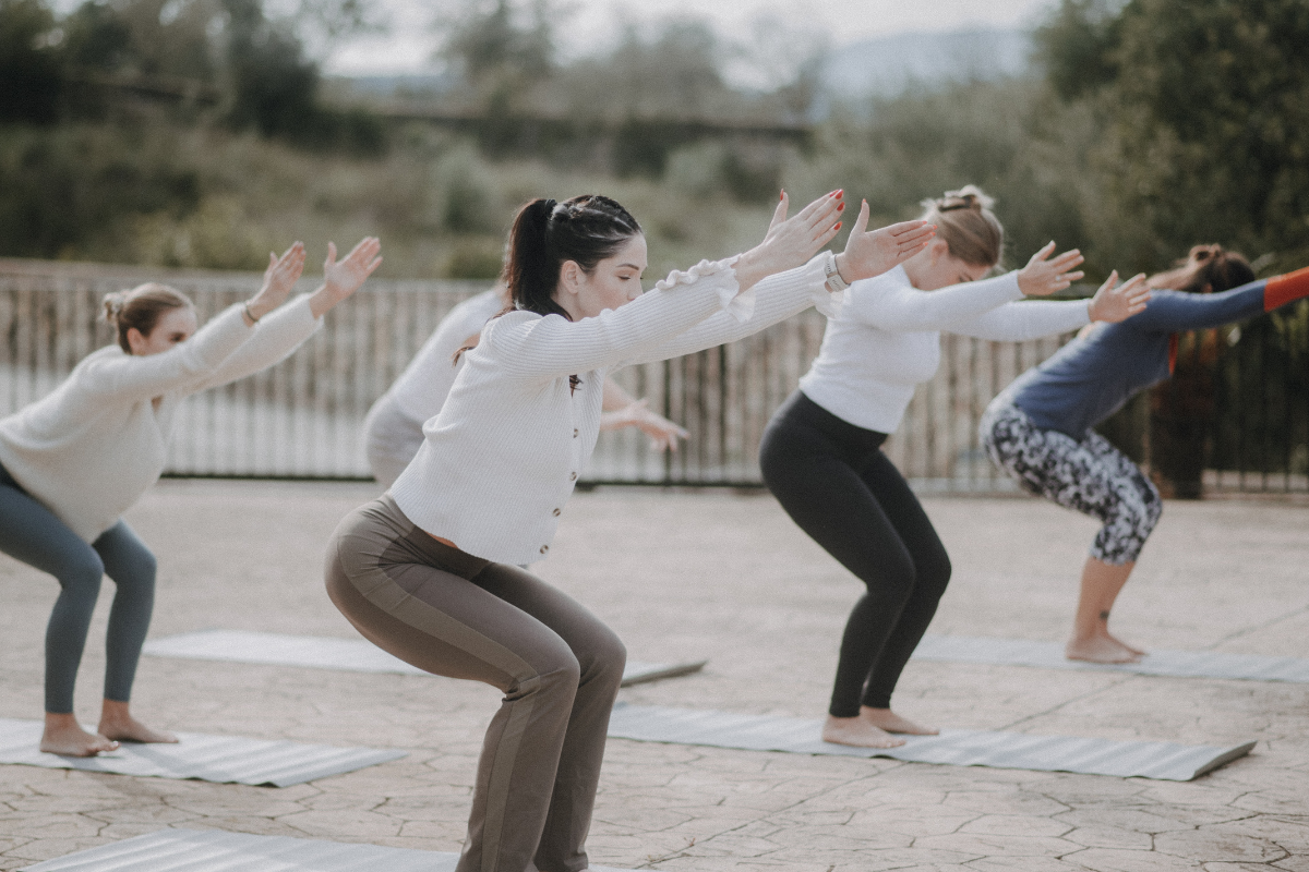 Frauen beim Yoga im Freien auf Matte