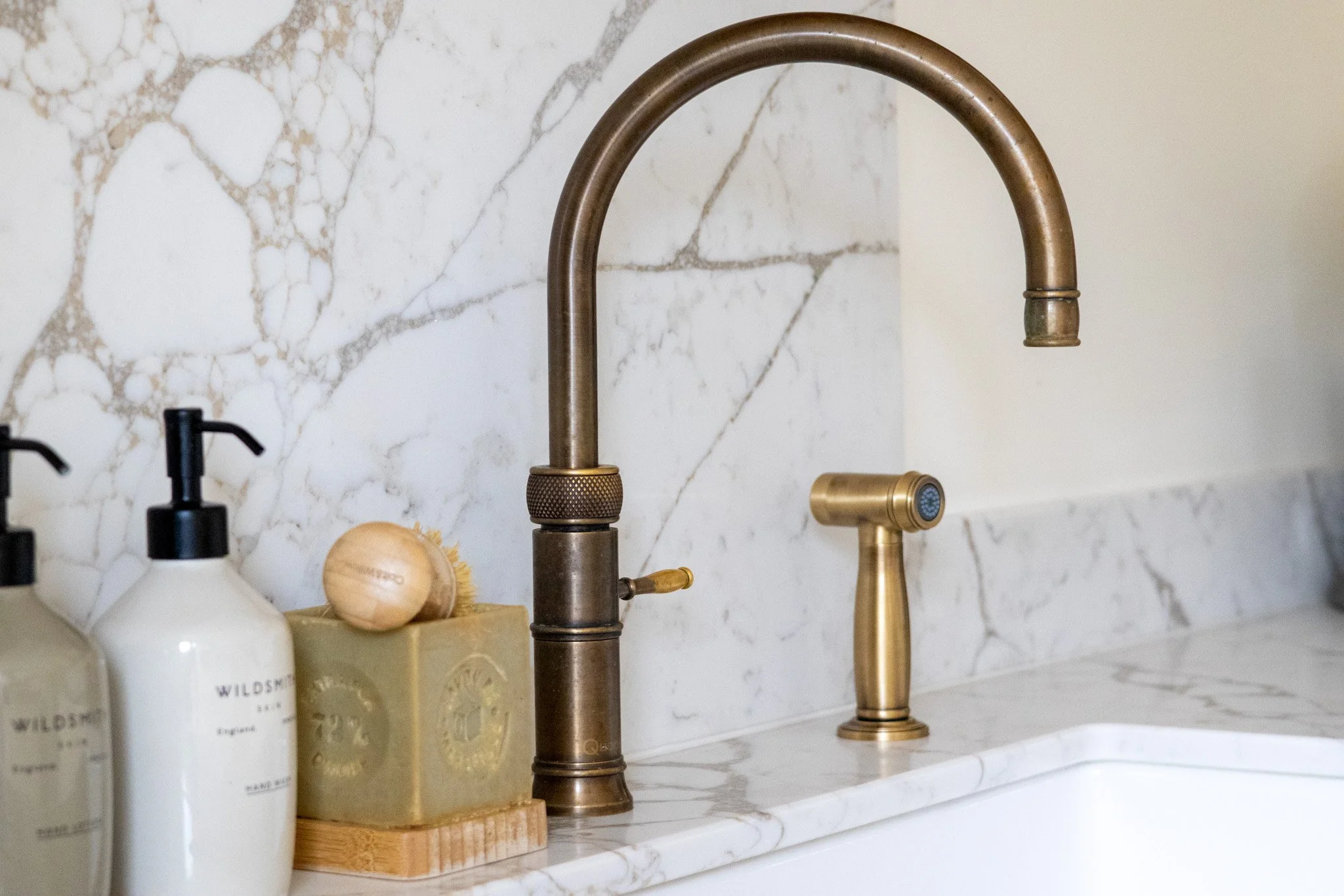 Classic Quoooker tap patinated brass, Franke Perla hand spray