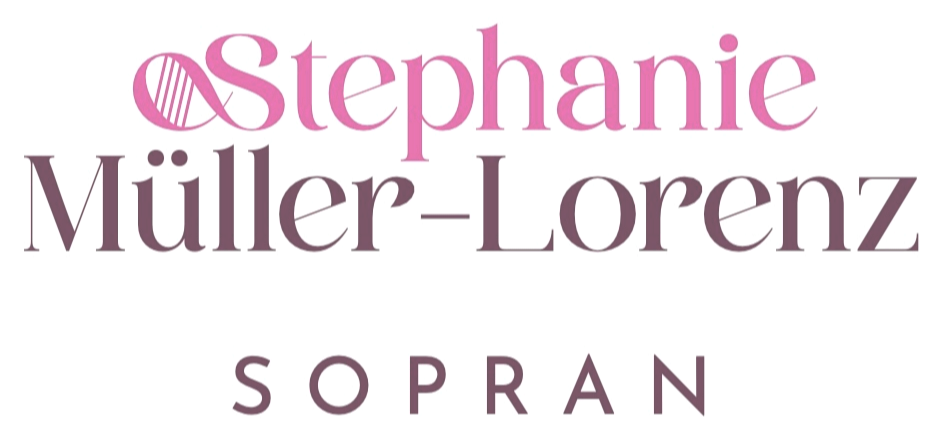 Der Text in dem Bild lautet: "Stephanie Müller-Lorenz SOPRAN" in 3D-Effekt in Pink- und Lilafarben. Jugendlich-dramatischer Sopran aus Österreich