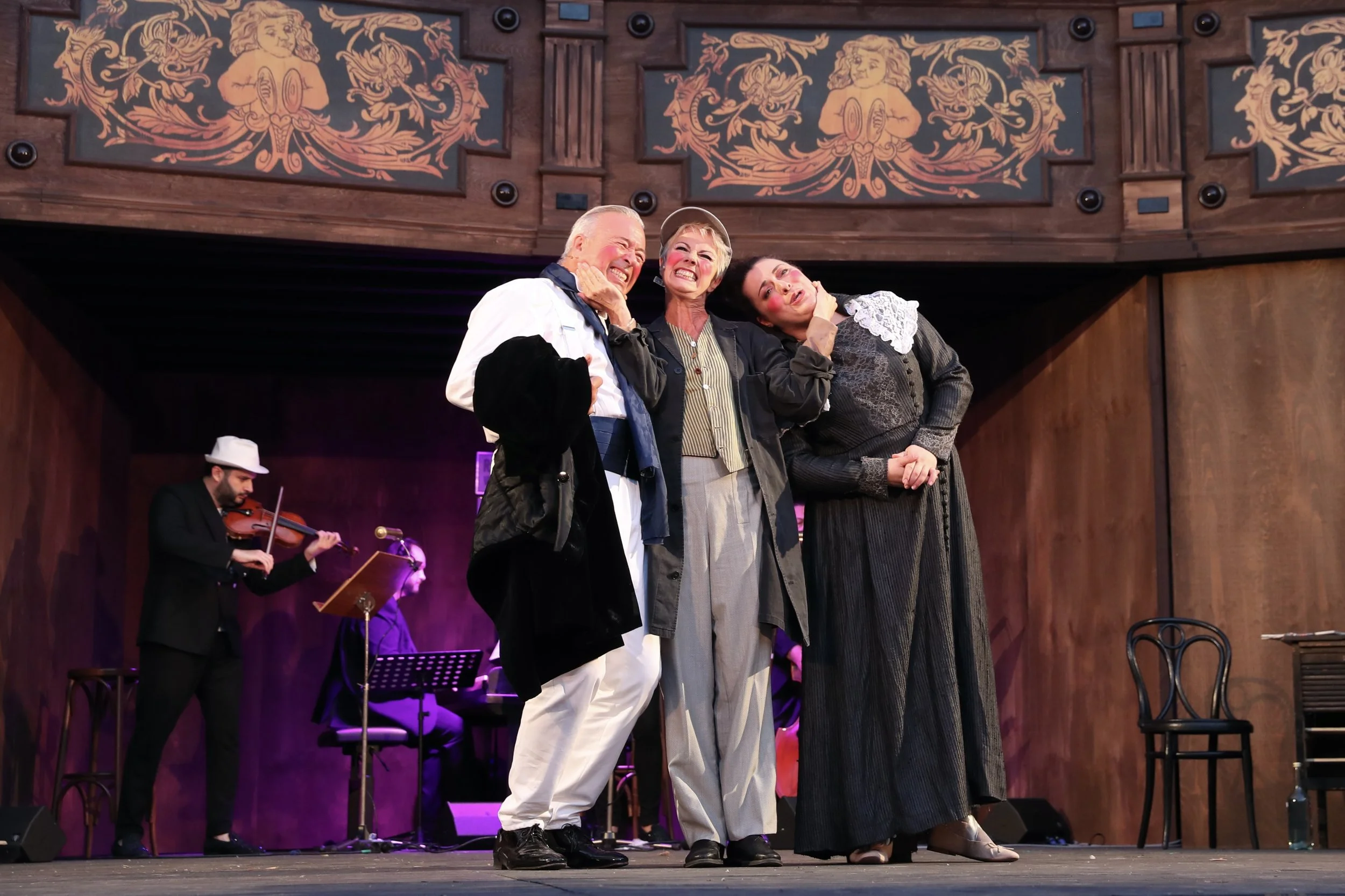 Als Rosalinde in "Die Fledermaus reloaded" im Janoska-Ensemble-Style. Mit KS Herbert Lippert und KS Martina Dorak. ©Klaus Mader