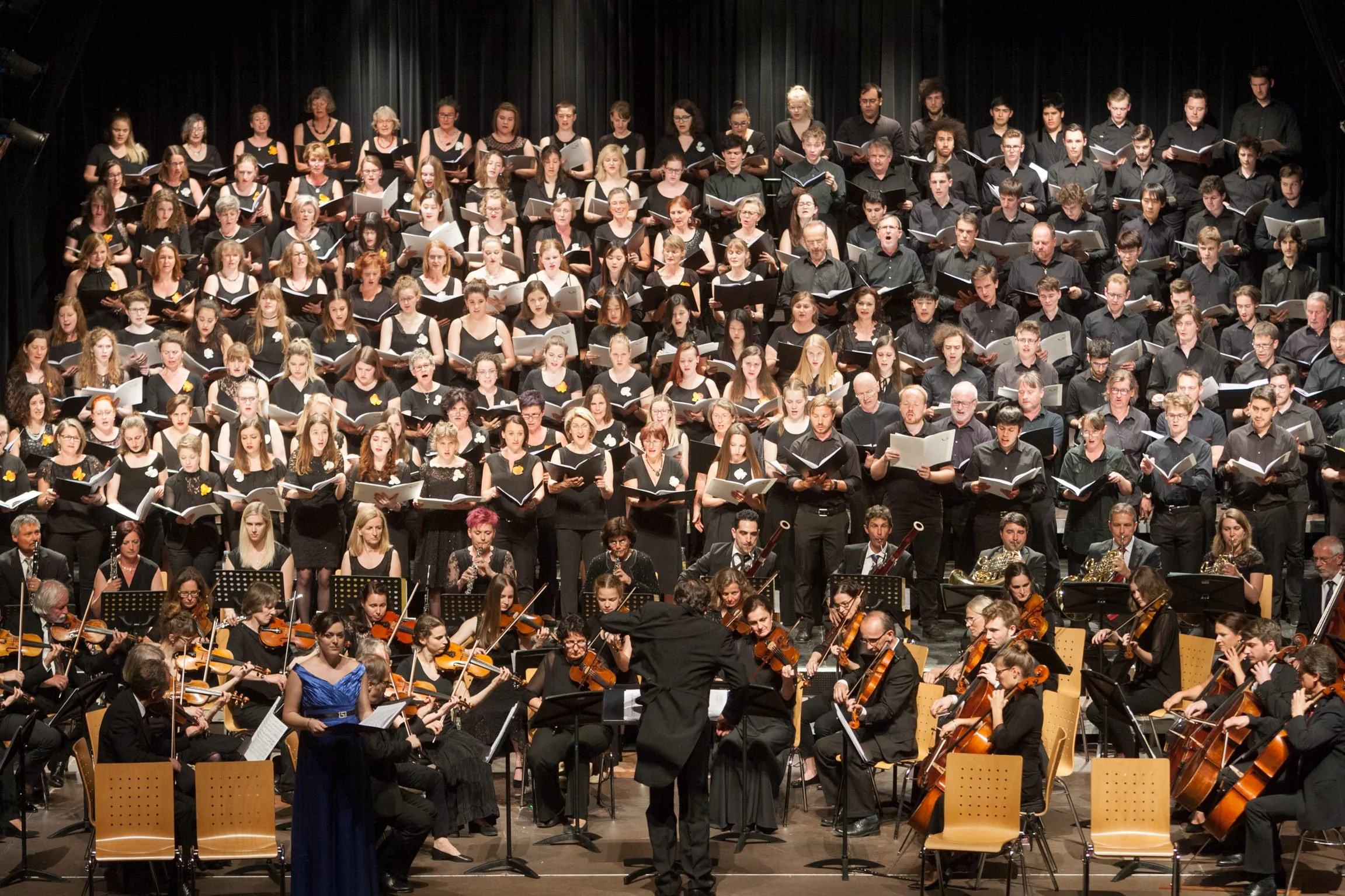 Als Konzertsolistin mit dem Chor der Kunstuniversität, und dem Orchester Gleisdorf. am Pult: Franz Jochum. ©Gernot Muhr