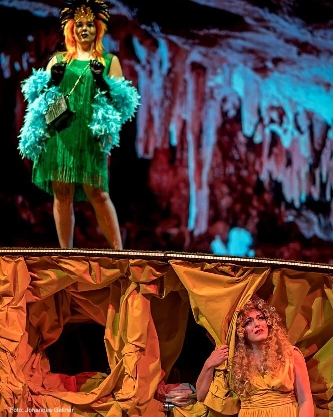 Stephanie Müller-Lorenz als Eurydike in "Orpheus in der Unterwelt" (J. Offenbach), Musiktheater Graz. Mit Klara Nadine Parlaj als Styx. 
Fotocredits: Johannes Gellner