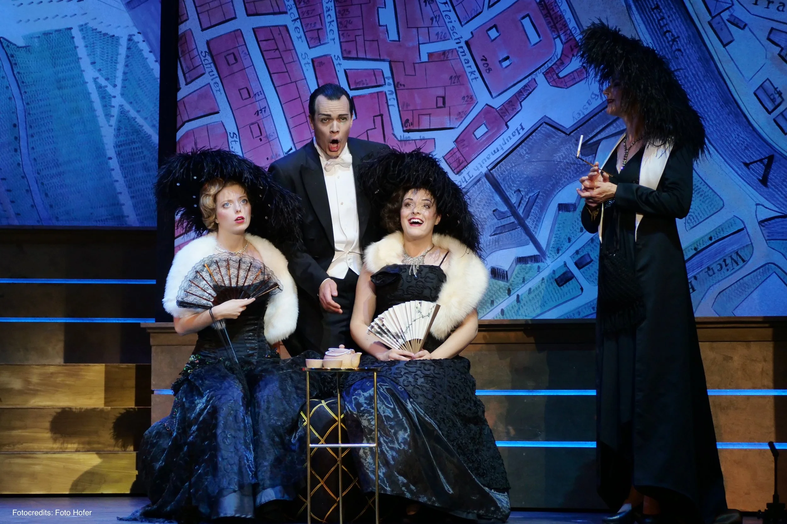 Lehár Festival Bad Ischl - Stephanie Müller-Lorenz (Fritz) als Fini in "Das Land des Lächelns". Mit Loes Cools, Thomas Blondelle, Doris Buchinger. 
Fotocredits: Foto Hofer