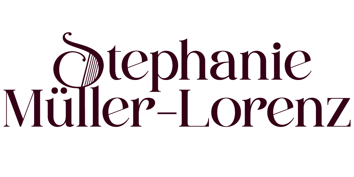 Der Text 'Stephanie Müller-Lorenz' in großen, dunklen Buchstaben auf schwarzem Hintergrund.