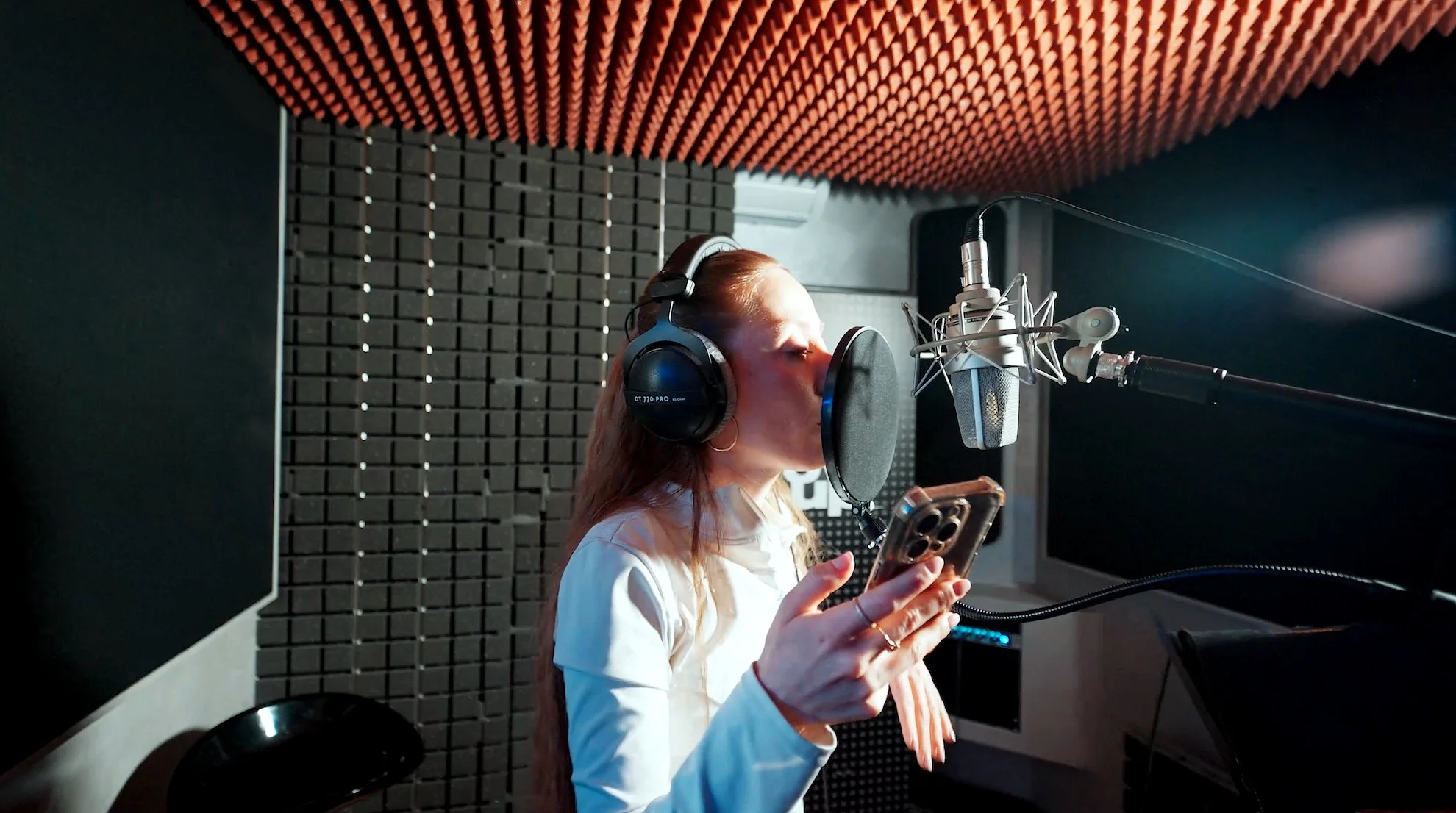 Registrazione vocale nel vocal booth GLOW UP Music Studio