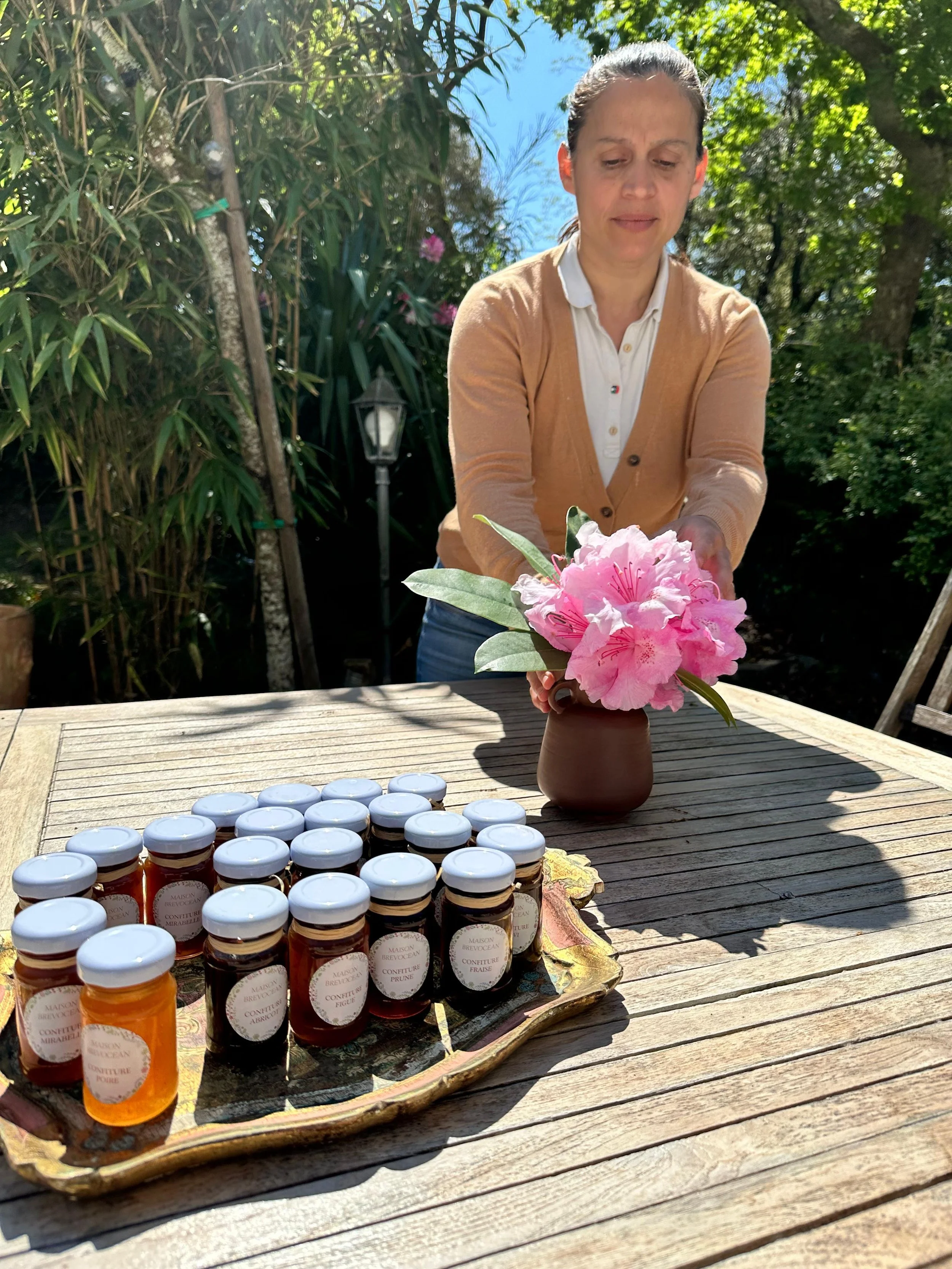 Alexandra est la gérante des chambres d'hôtes Brevocean. Contrairement à l'hôtel, Alexandra vous accueille personnellement. Elle vous accompagne sur votre séjour à Saint-Brevin et là pour répondre à vos questions.