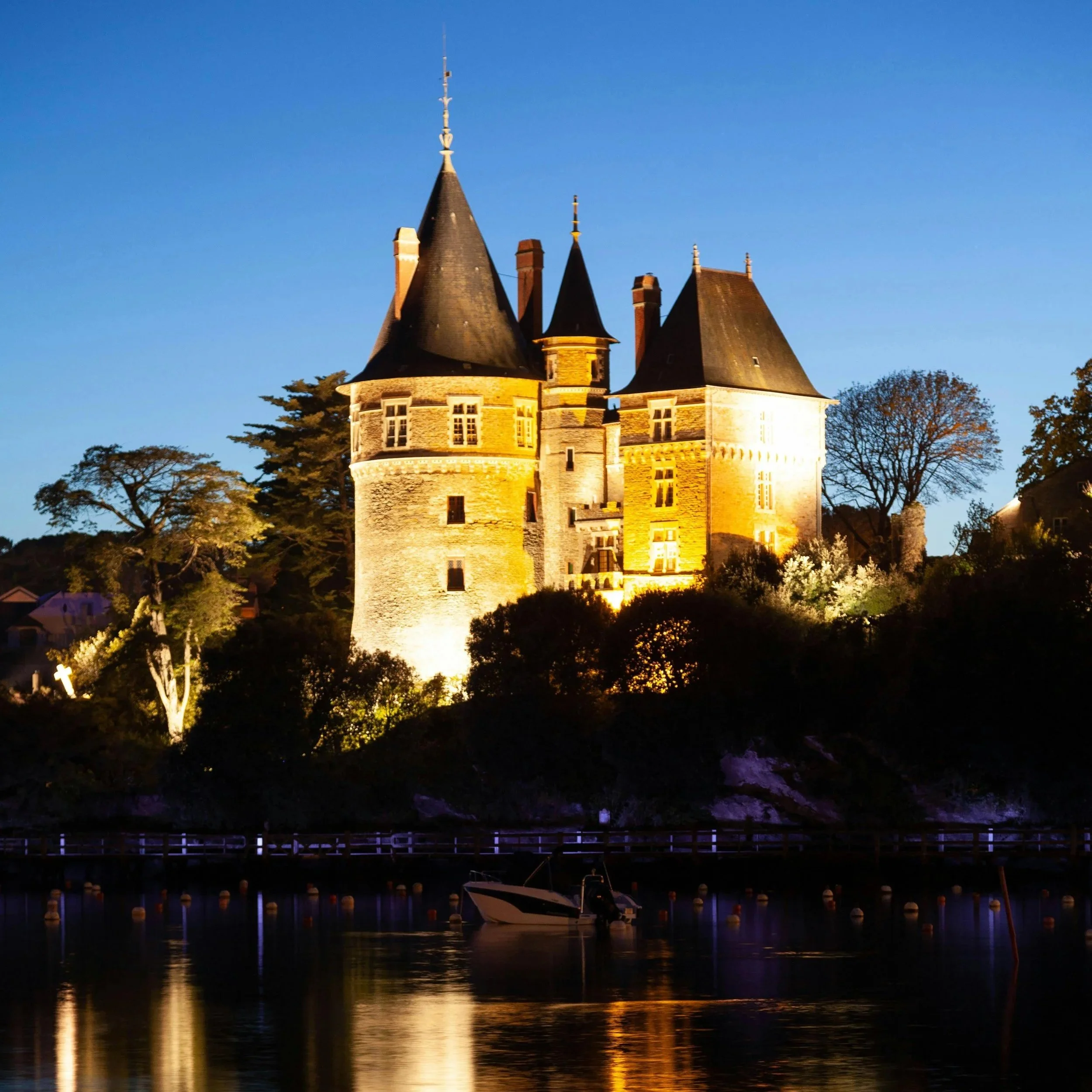 A proximité de saint-brevin, le château de Pornic trône le haut du rocher avec la station balnéaire et thalassothérapie en contrebas.