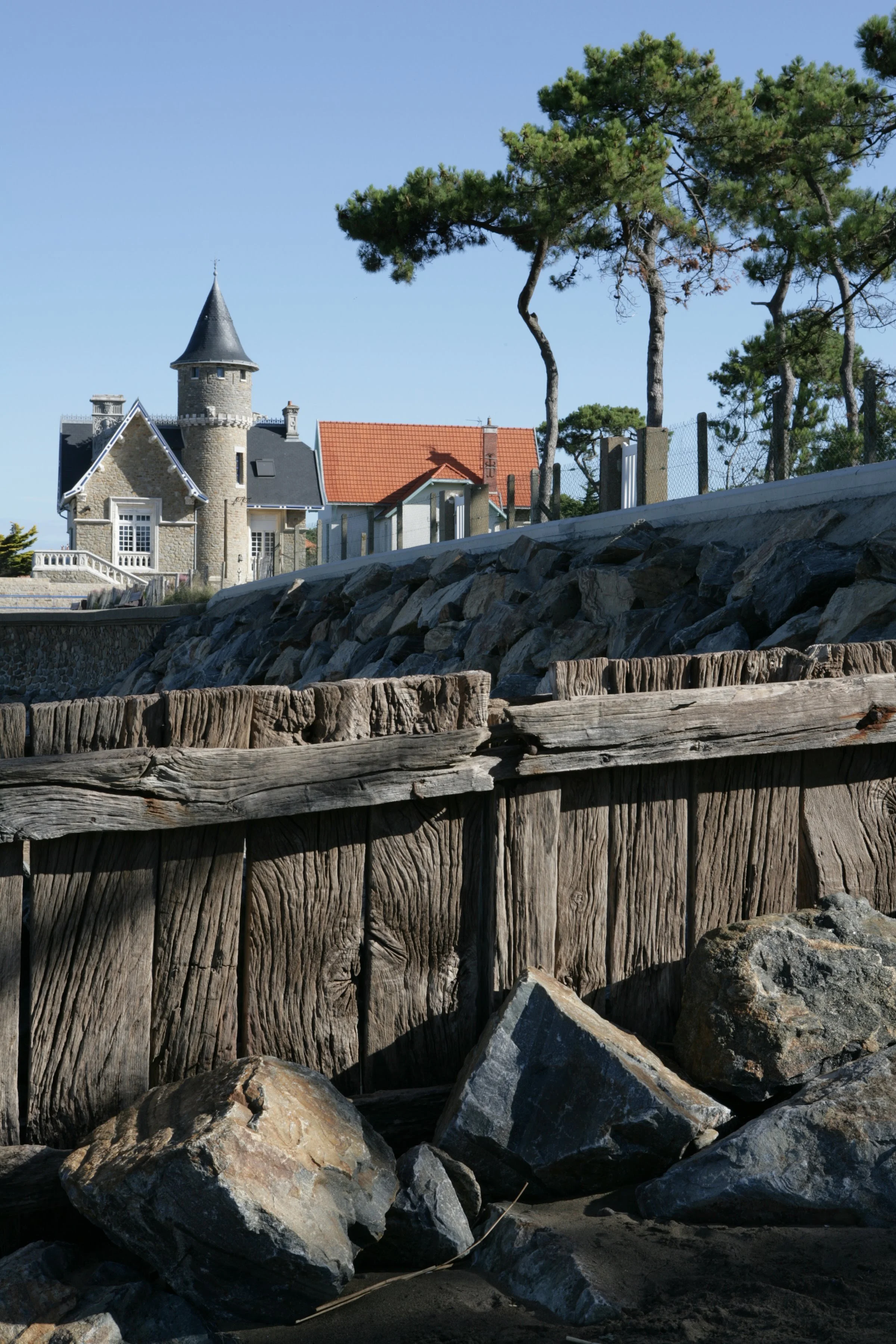 Proche de la maison d'hôte brevocean, la duchesse Anne est une demeure historique de Saint-Brevin en bord de mer avec une tourelle.