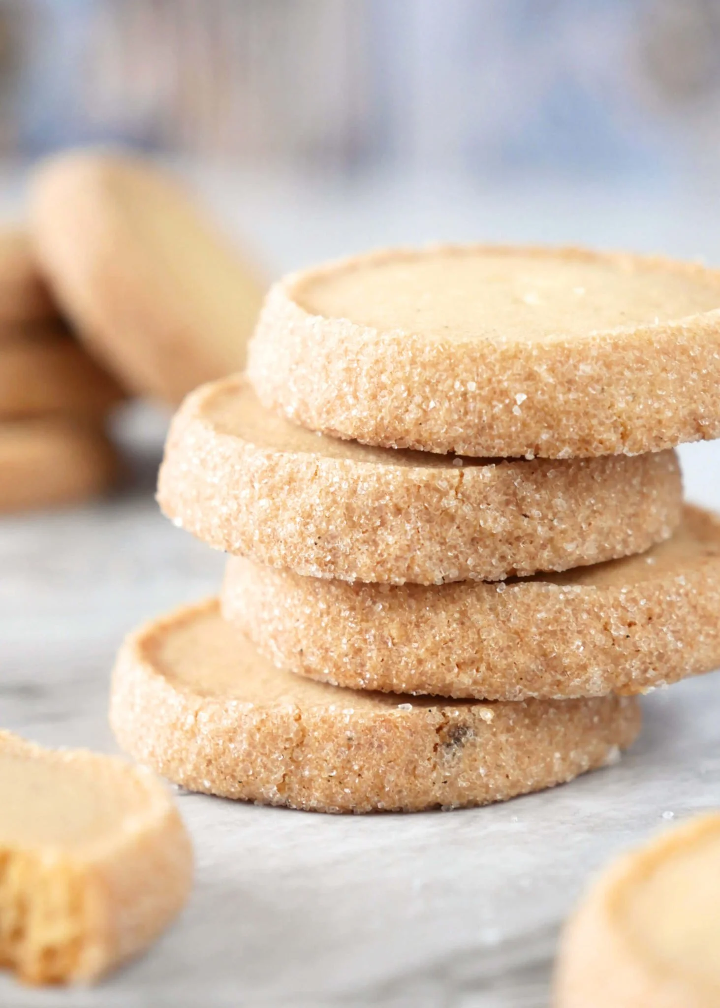 Gâteaux sablés empilés, avec un décor léger de sucre, sur fond flou.