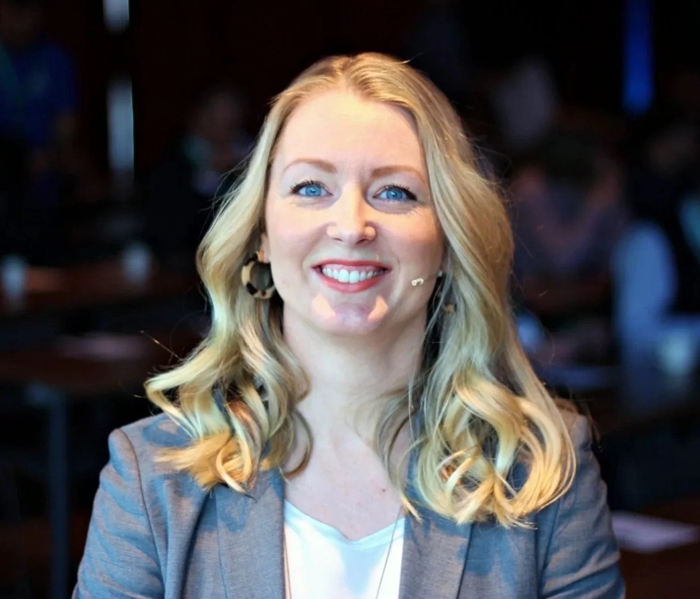 Portrett av Louise Fuchs, foredragsholder og konferansier om ledelse, bærekraft, kommunikasjon og endring.