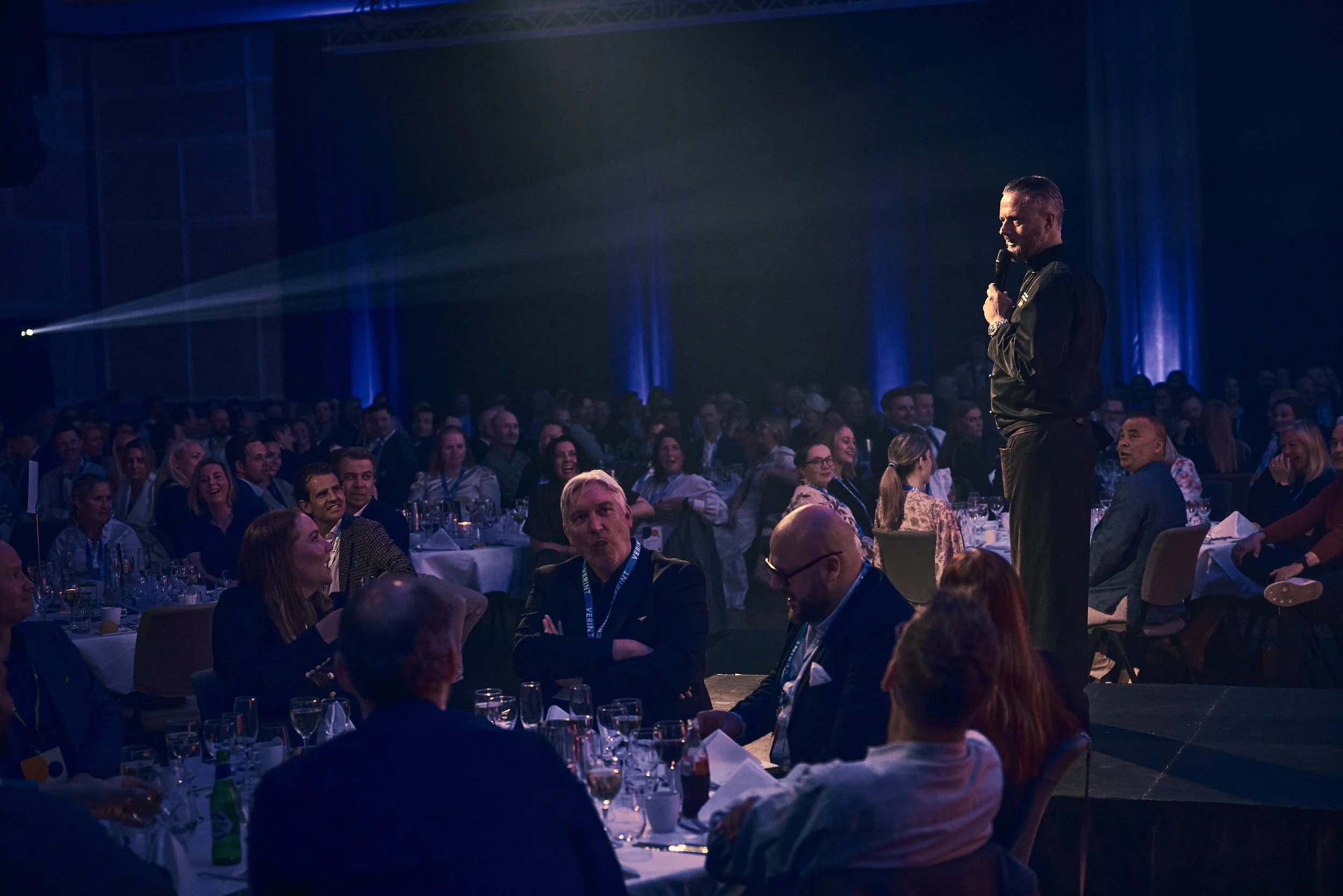 François Sibbald på scenen med karakterbasert underholdning, humor og show til event og bedriftsarrangement.