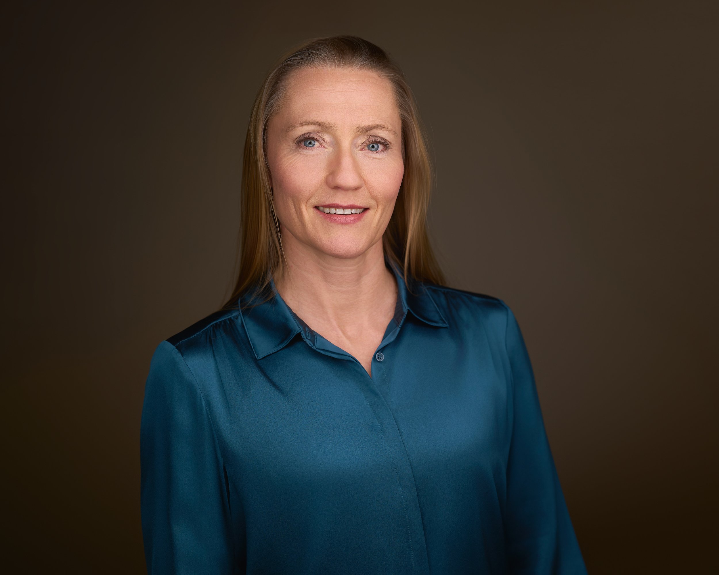 Portrett av Elin Hauge, foredragsholder om kunstig intelligens, teknologi, digitalisering og strategisk ledelse.