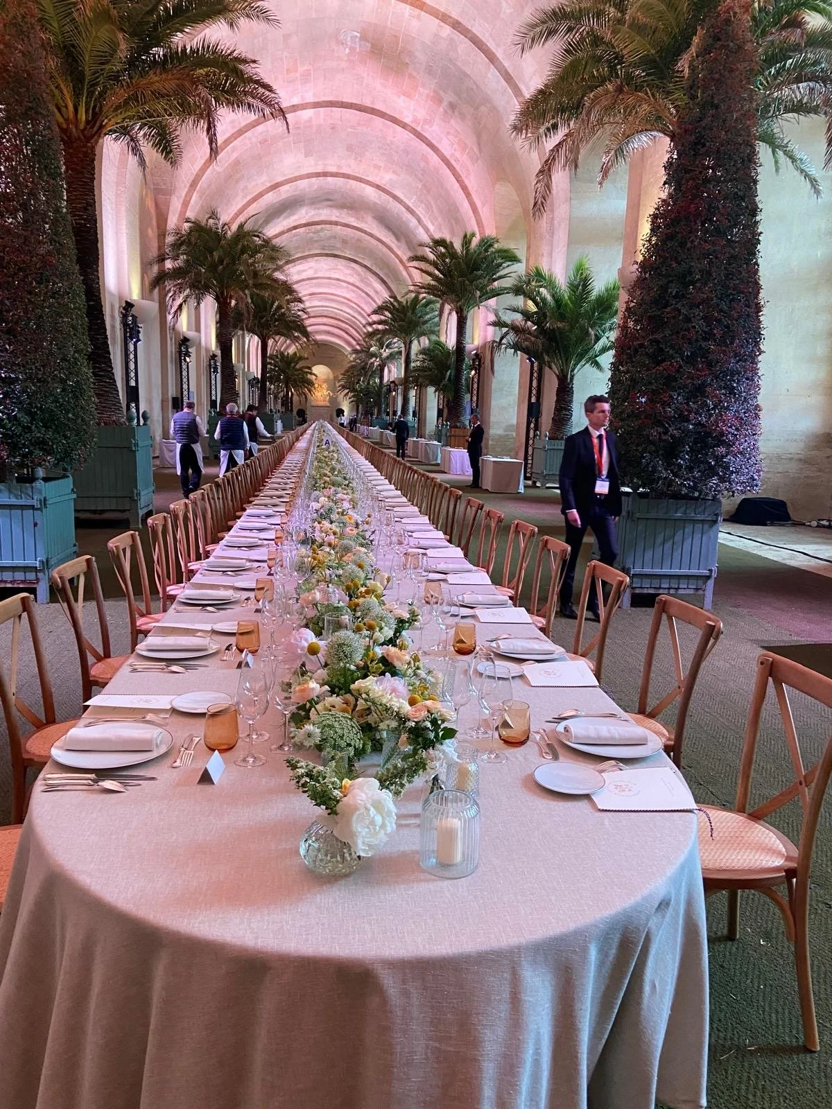 Dîner élégant sous voûte de pierre