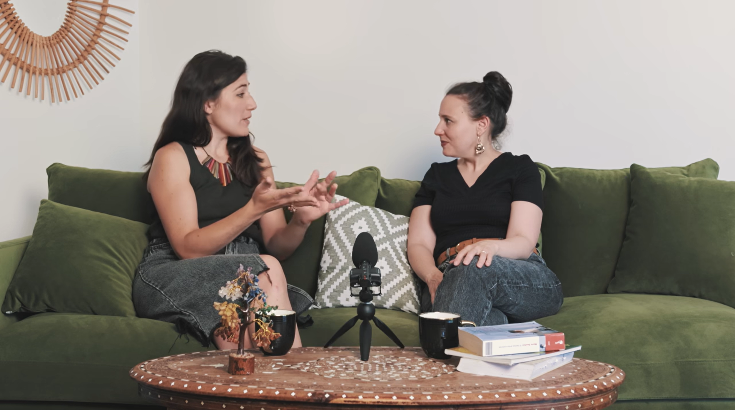 Deux personnes échangeant sur le design inclusif dans un environnement de travail.