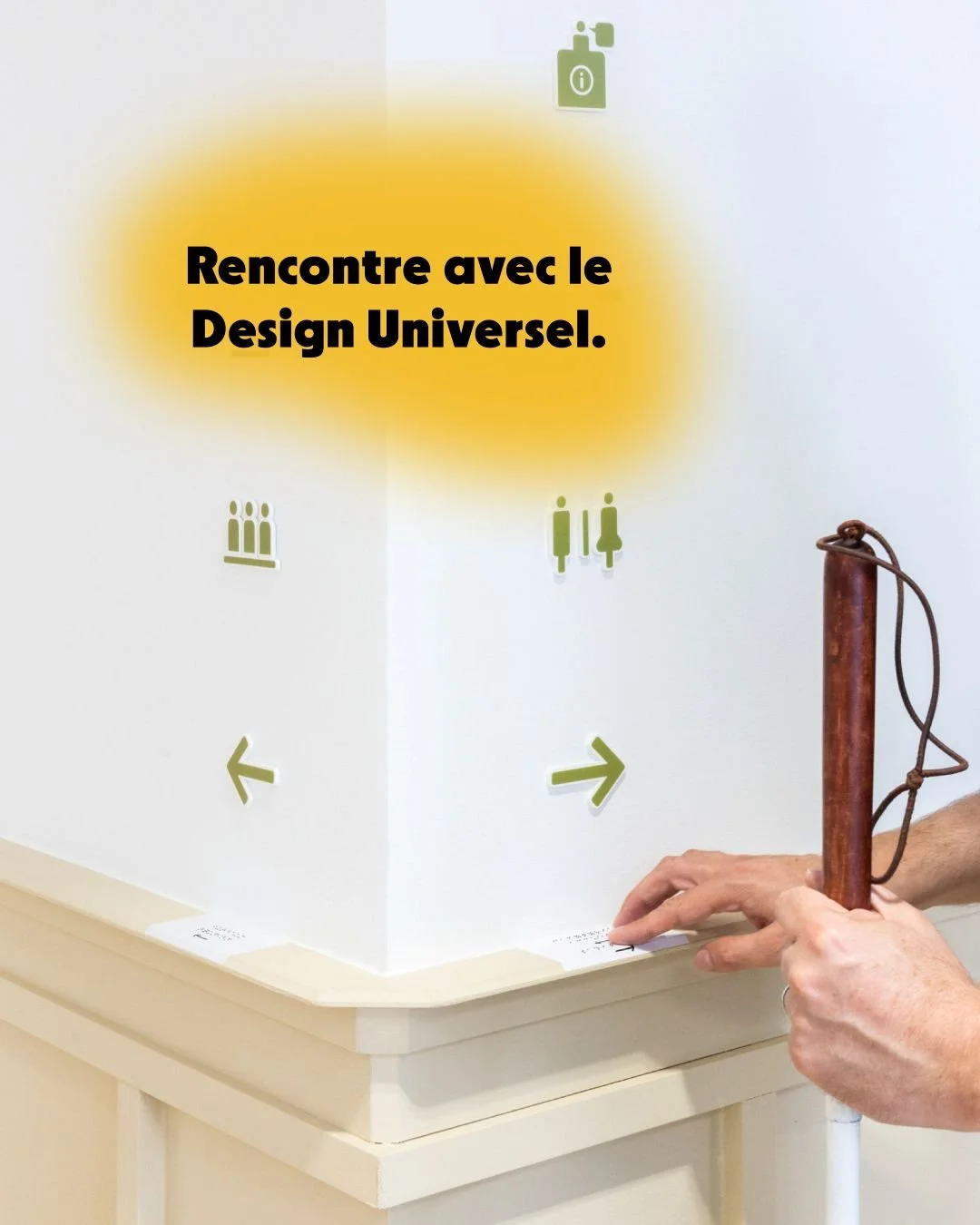 Main lisant une signalétique tactile et visuelle, illustrant l’accessibilité des espaces pour tous.