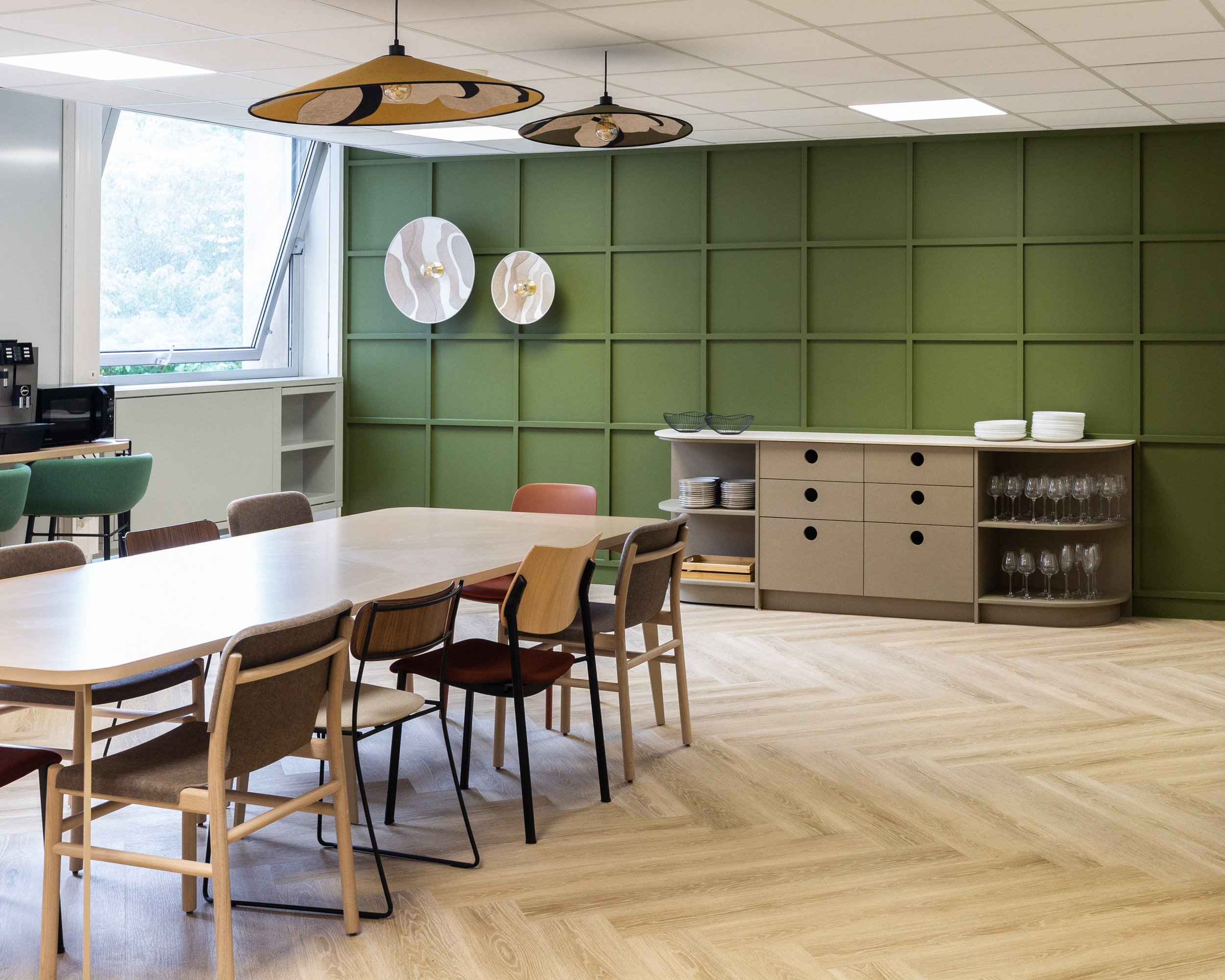 Salle de restauration dans des bureaux pour illustrer la section d'enquête sur les situations de handicap en entreprise.