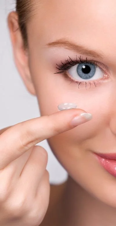 Donna che applica una compressa di pillola sul viso