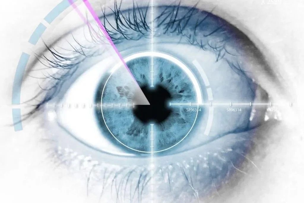 Occhio umano con interfaccia digitale e grafici sovrapposti, che suggeriscono tecnologia o analisi visiva avanzata.