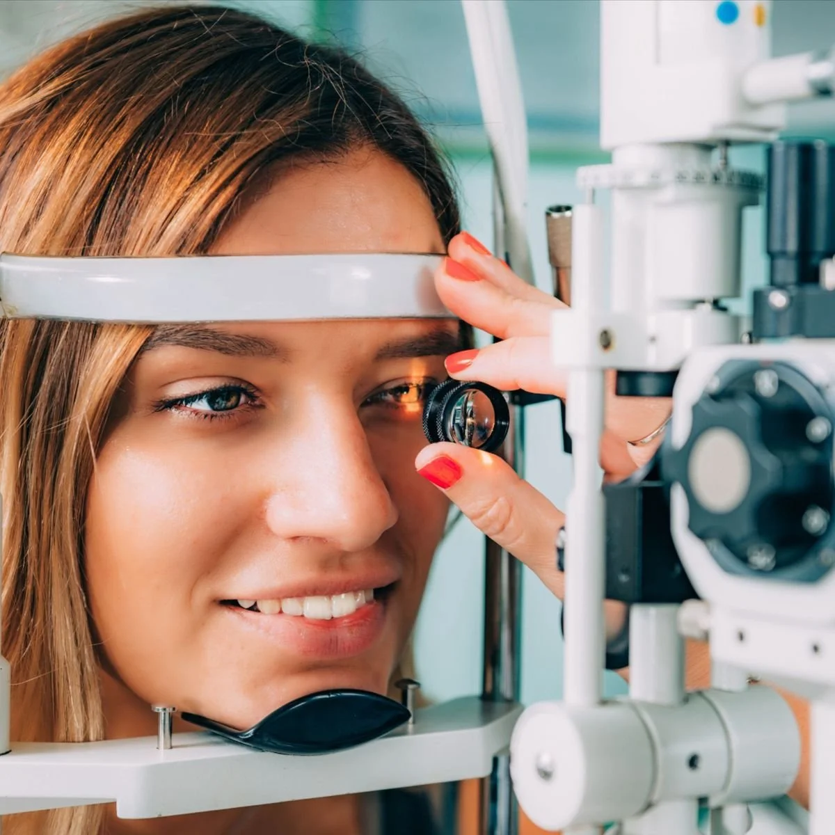 Donna in occhiali per esaminare gli occhi con un apparecchio medico.