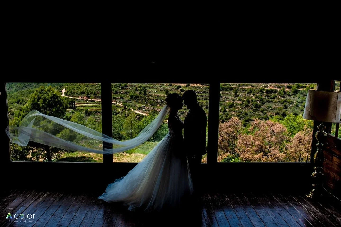 ✨ El amor verdadero no necesita focos, brilla por s&iacute; solo.
En un instante, dos almas se encuentran en silencio y todo lo dem&aacute;s desaparece.
La magia est&aacute; en la sencillez: una mirada, un abrazo y la promesa de caminar juntos.

💍❤️