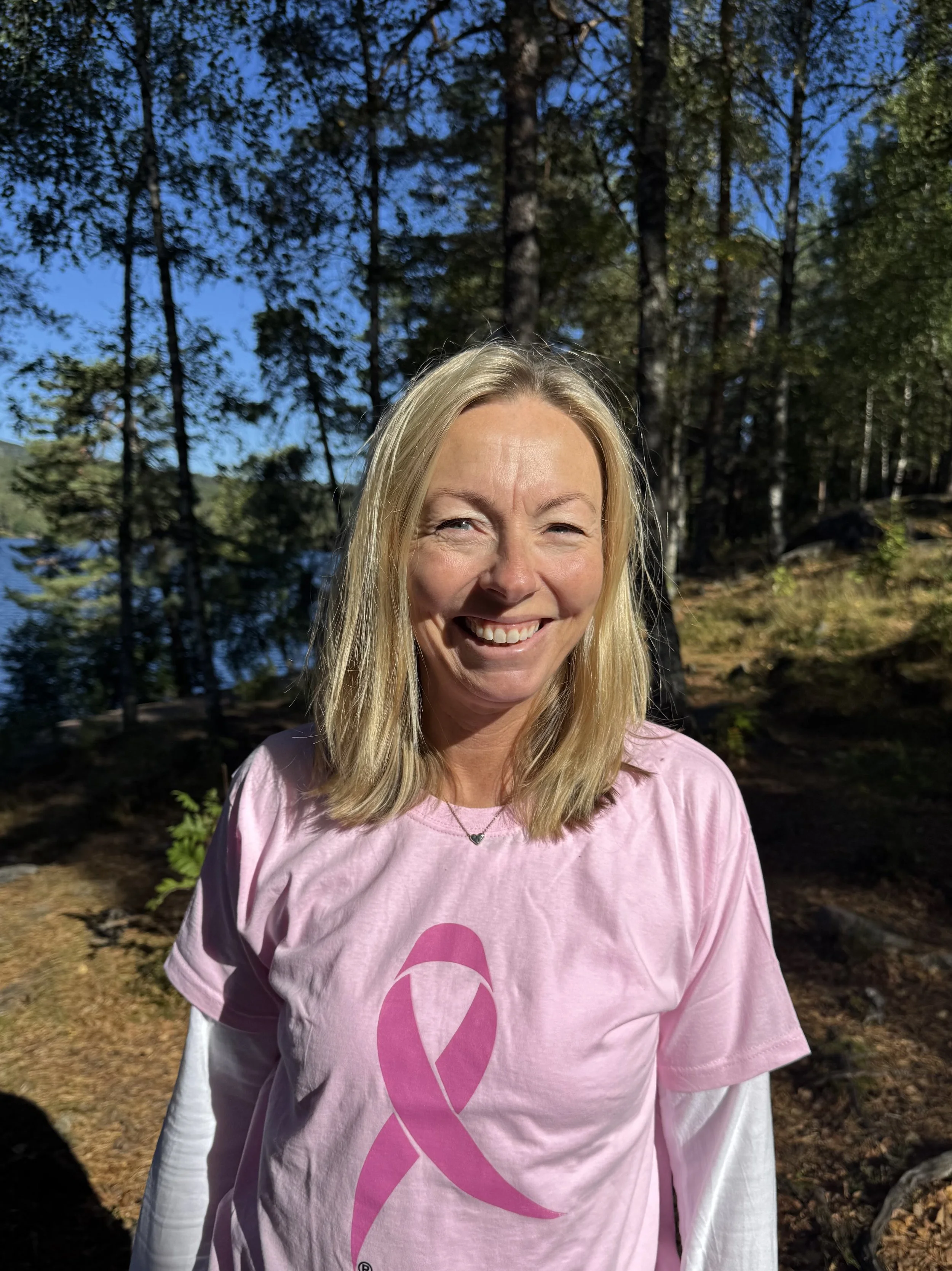 Inger-Marie med Tskjorte fra rosa sløyfe aksjonen