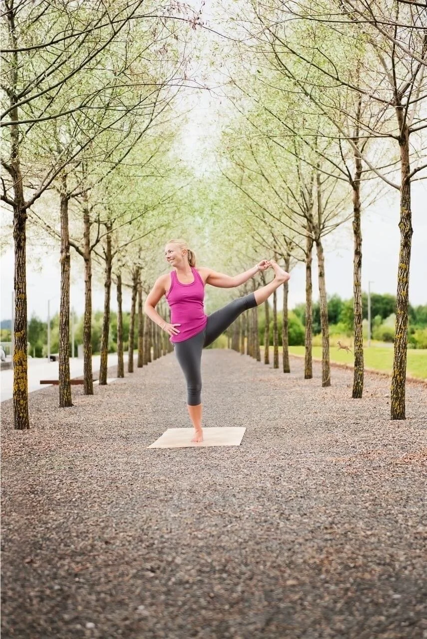 Yoga utendørs på Fornebu med Inger-Marie fra MyYoga