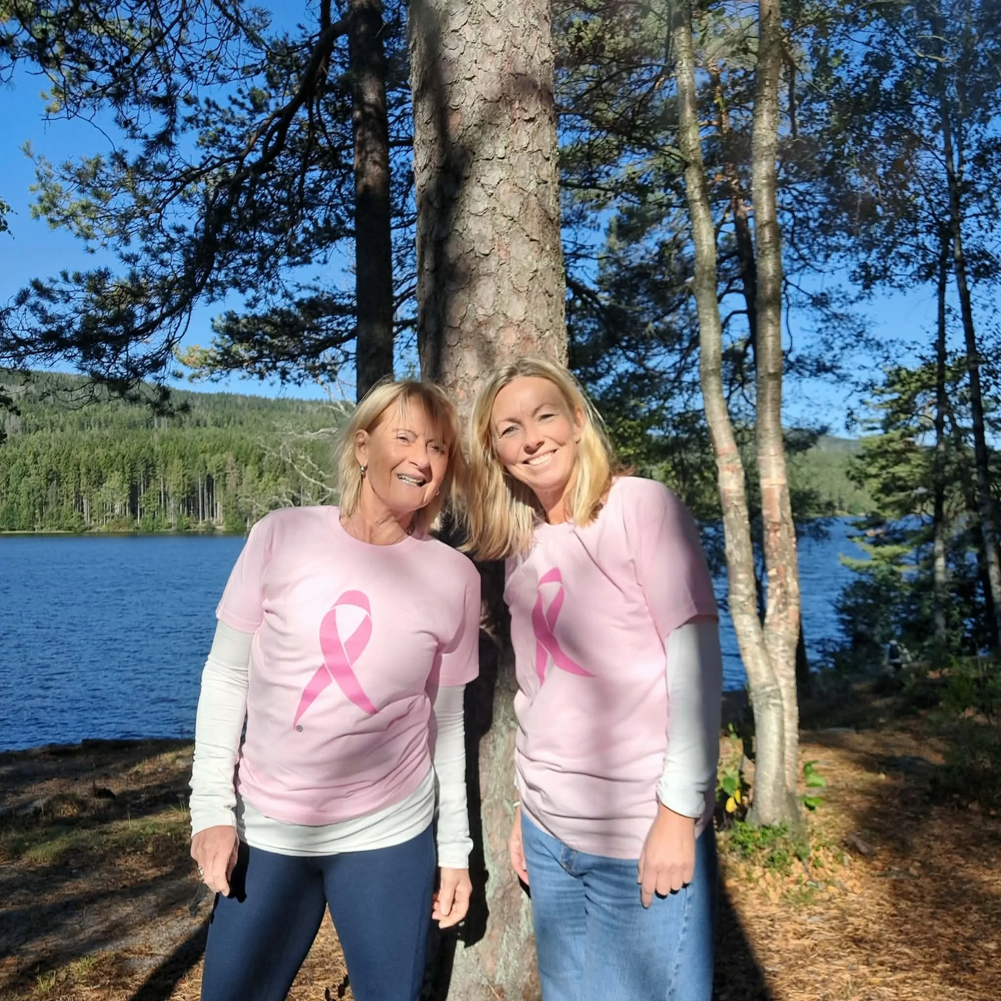 Anne og Inger-Marie med Rosa sløyfe Tskjorte, webinar brystkreftdiagnose
