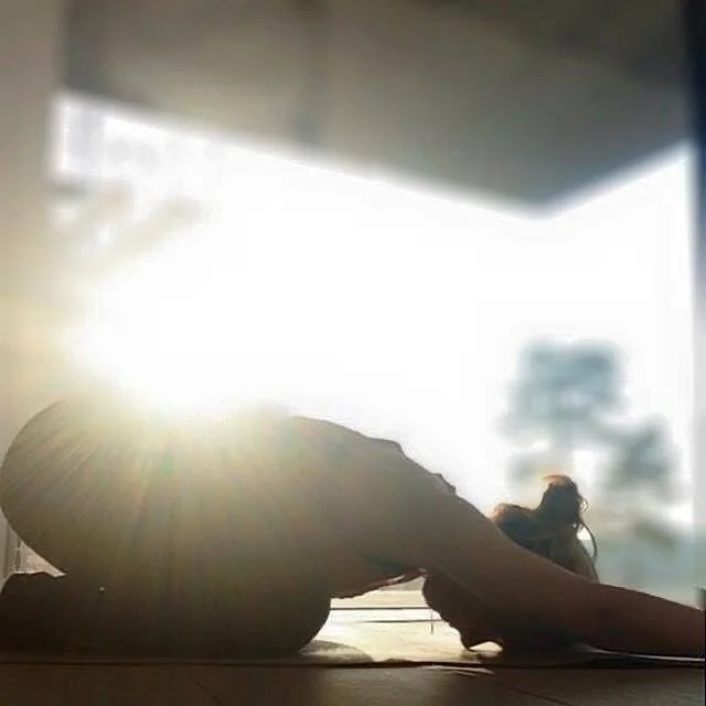 Rolig yogapraksis i morgensol