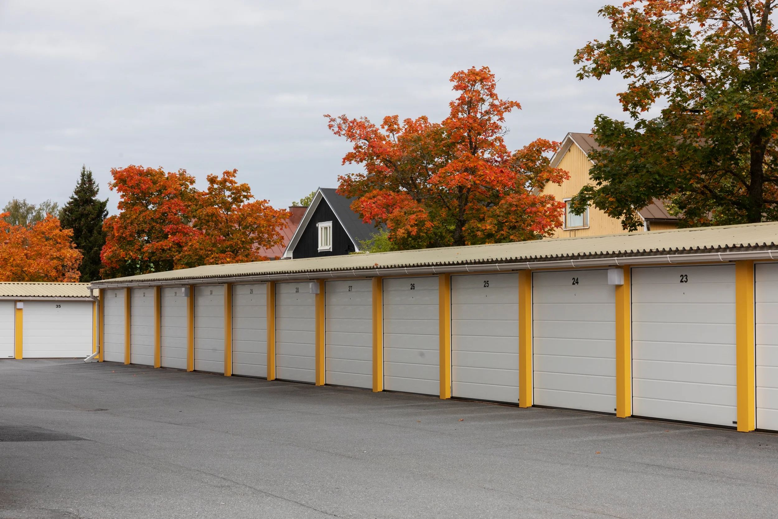 Vanhan autotallin oven purku ja poisvienti Hyvinkäällä
