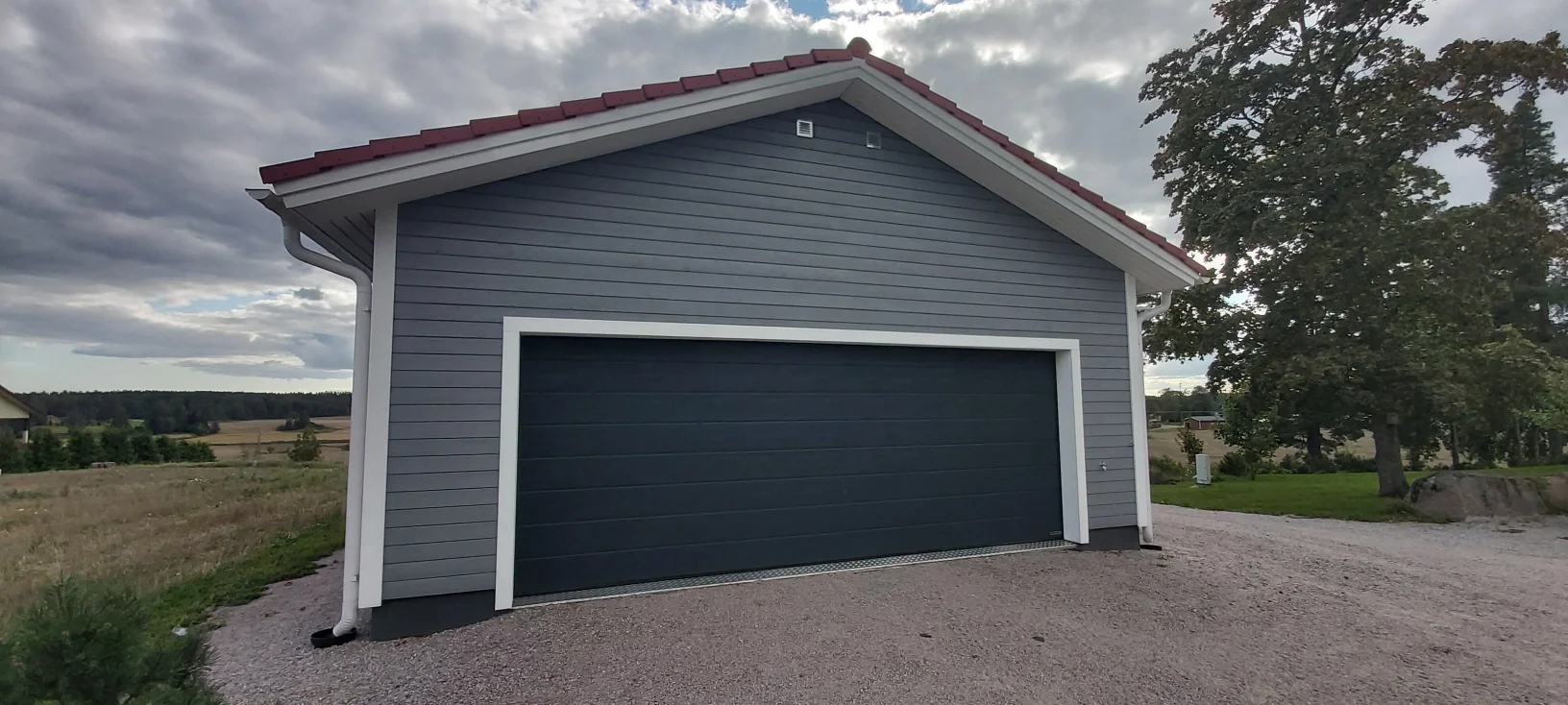 Autotallin oven huolto ja korjaus Tuusulassa – AT Installation Oy