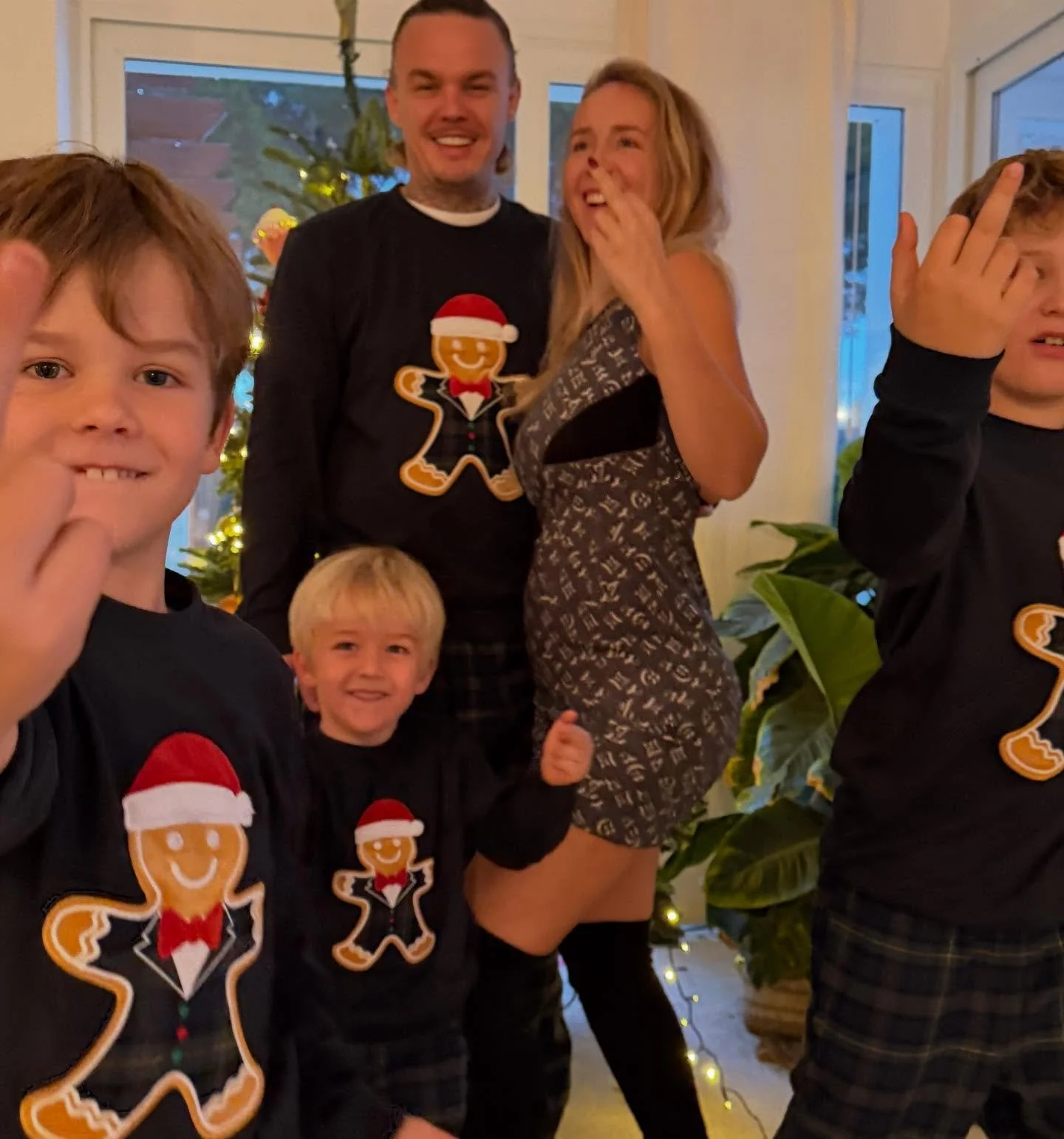 No f*cks givin- war die devise und so haben wir uns ein unvergessliches sehr einzigartiges Xmas Fest voller Pleiten Pech und Pannen (Kn&ouml;del einfach ne std im Wasser liegen lassen, waren danach eher Brei - Geschenke wurde gem. Bild 2 erst um 18:5