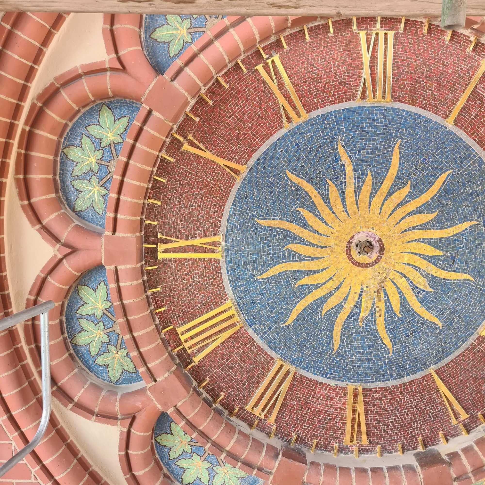 Mosaik-Ziffernblatt am Rathaus Lichtenberg